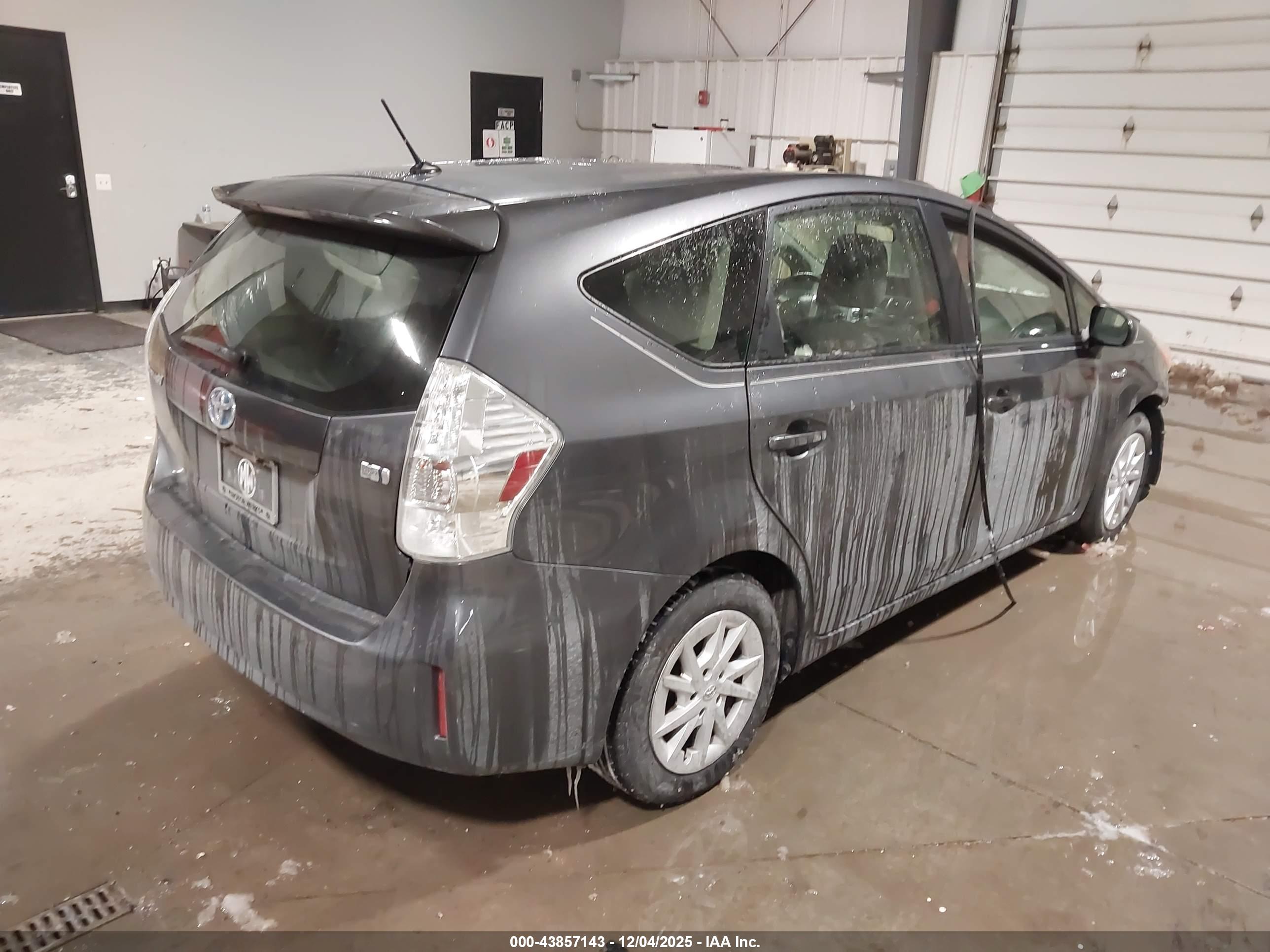 TOYOTA PRIUS image 4