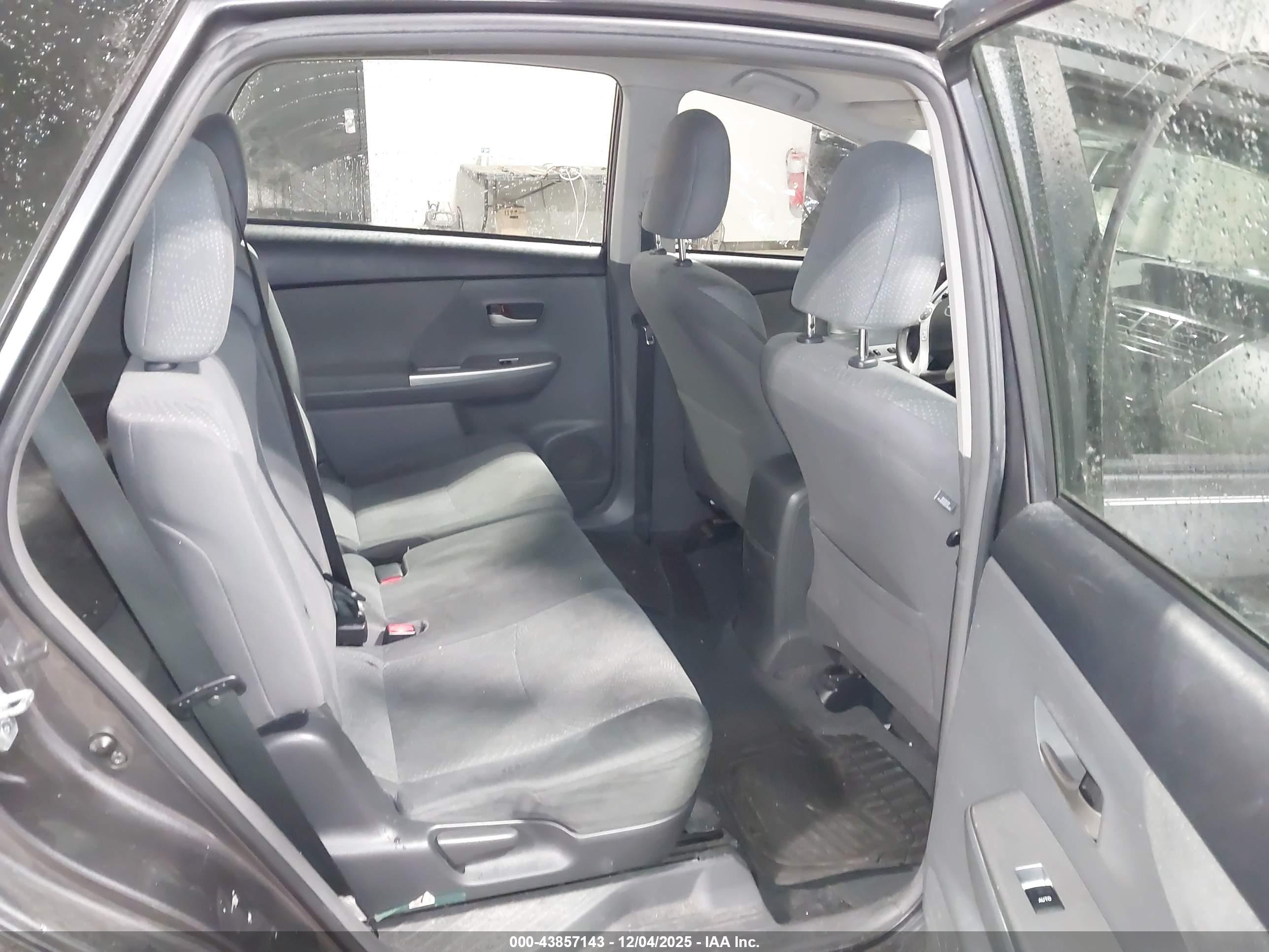 TOYOTA PRIUS image 8
