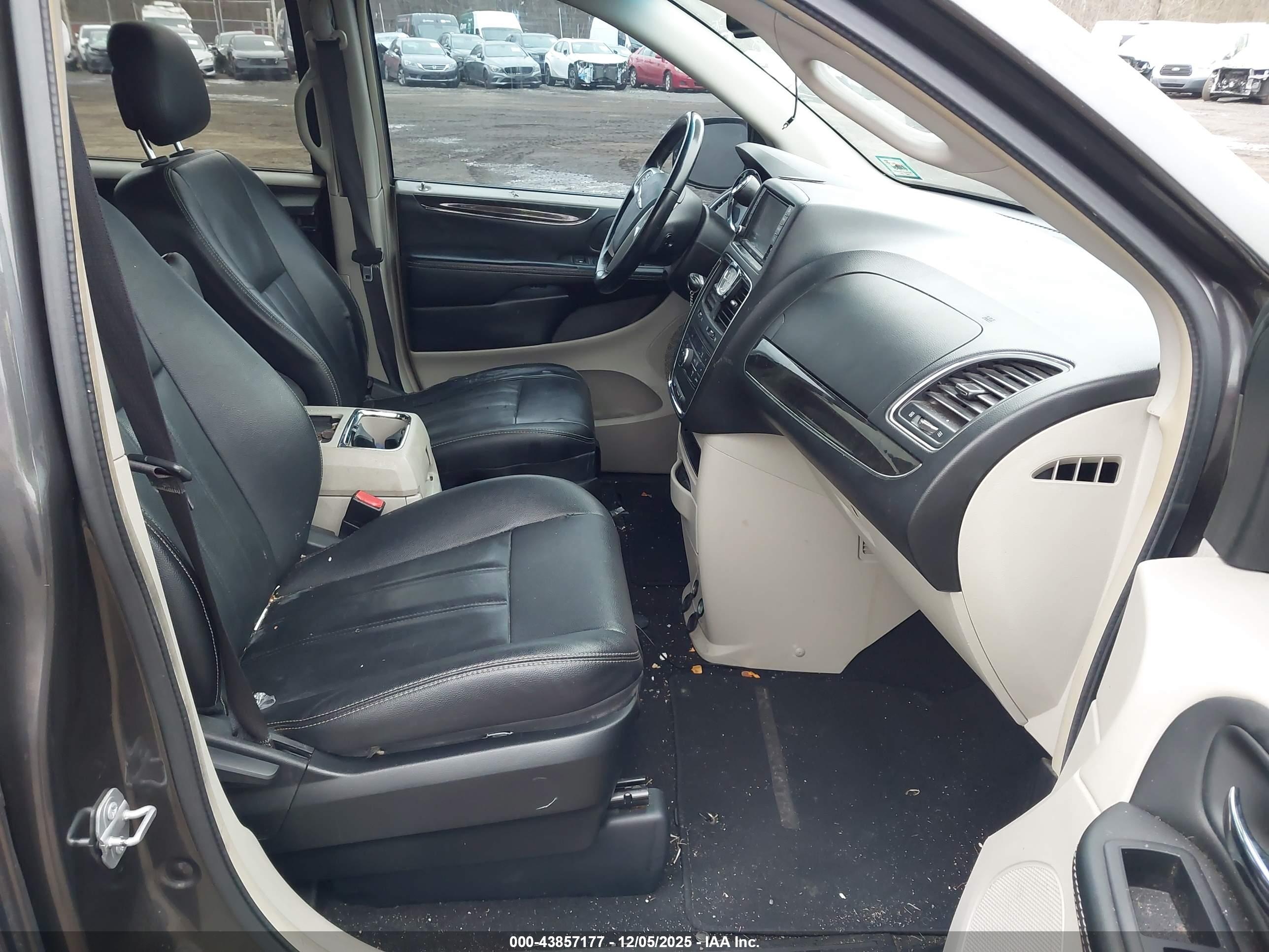 CHRYSLER TOWN image 5