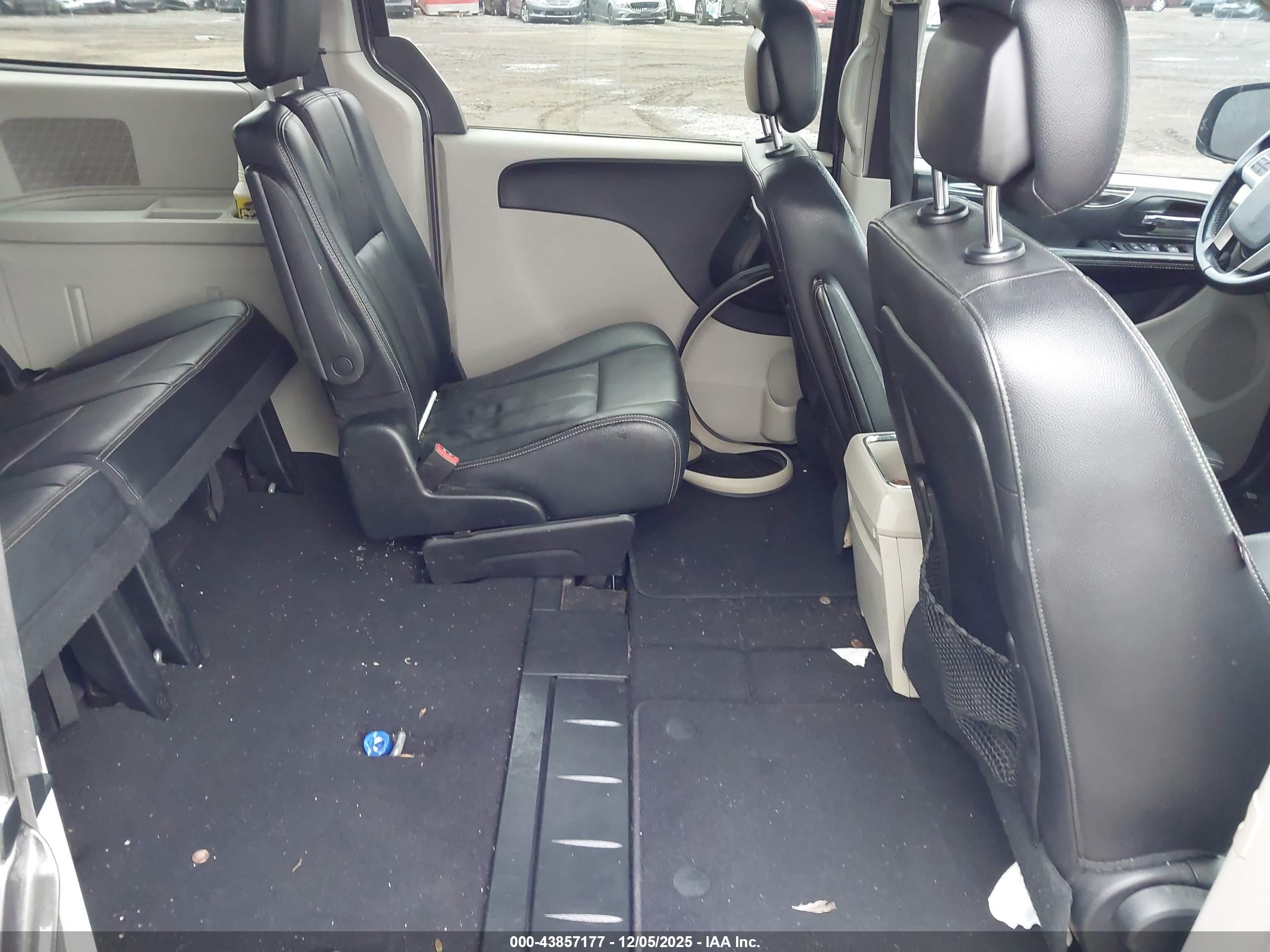CHRYSLER TOWN image 8