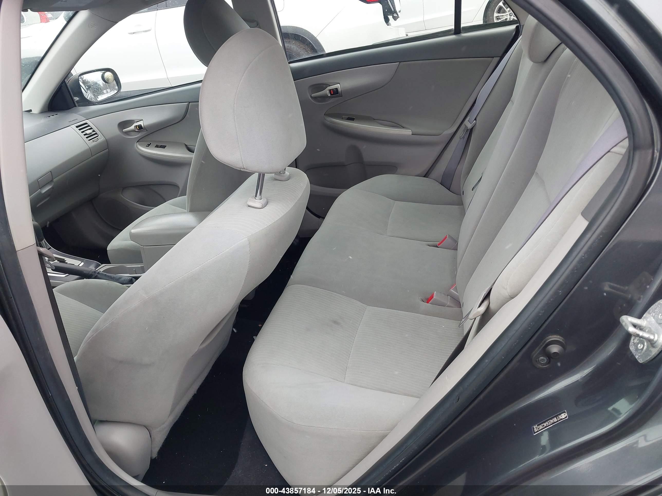 TOYOTA COROLLA image 8