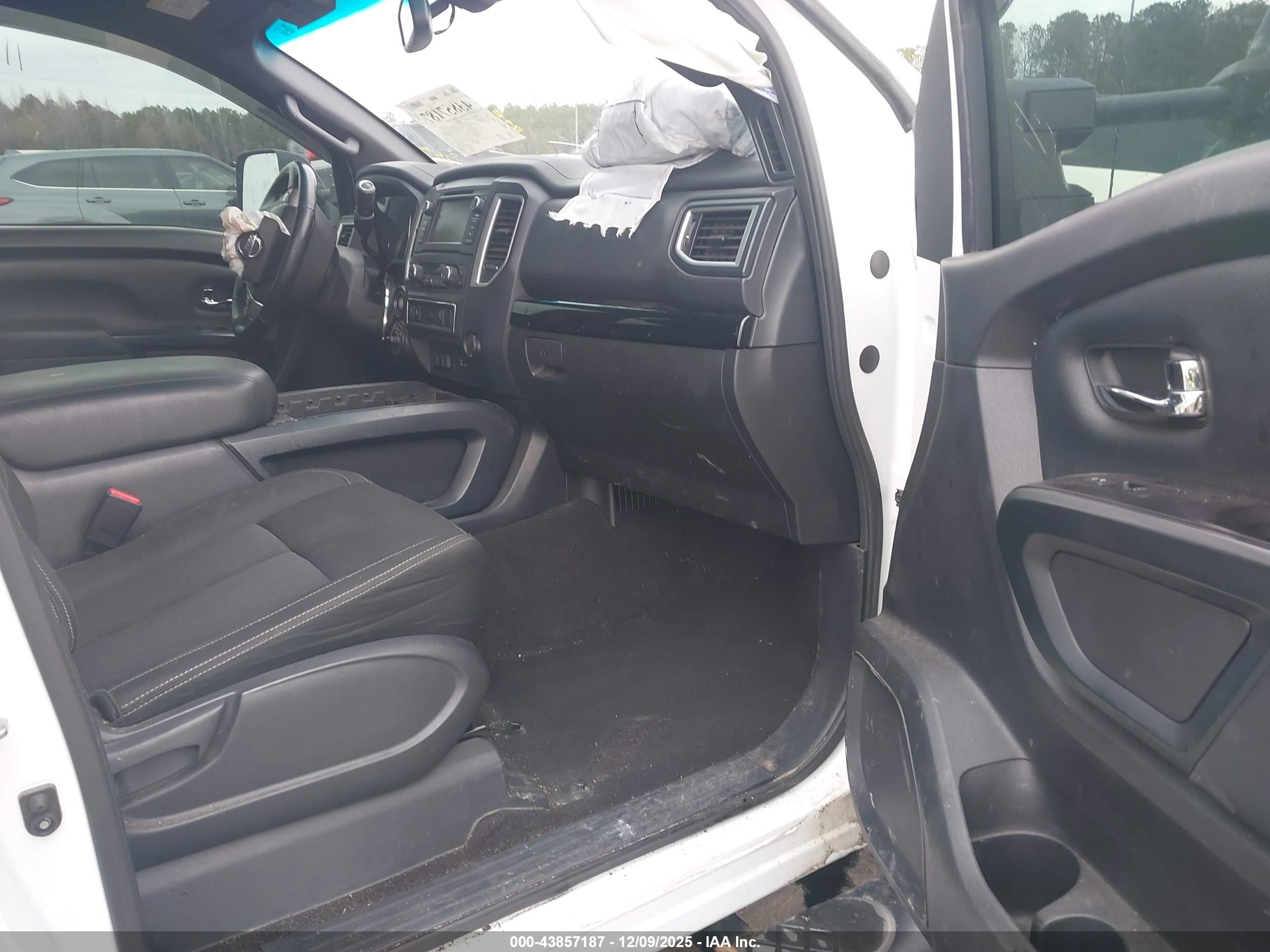 NISSAN TITAN image 5