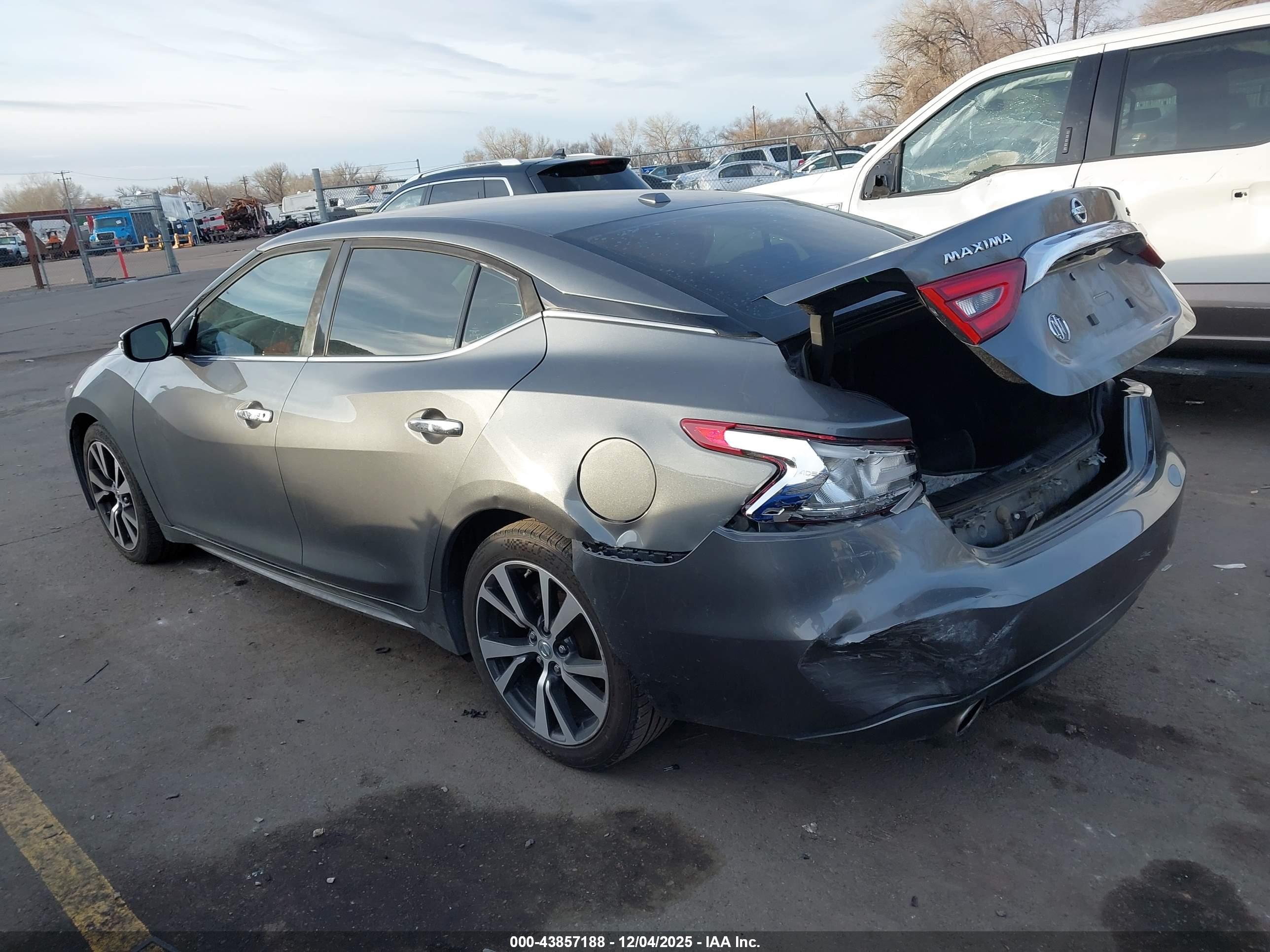 NISSAN MAXIMA image 3