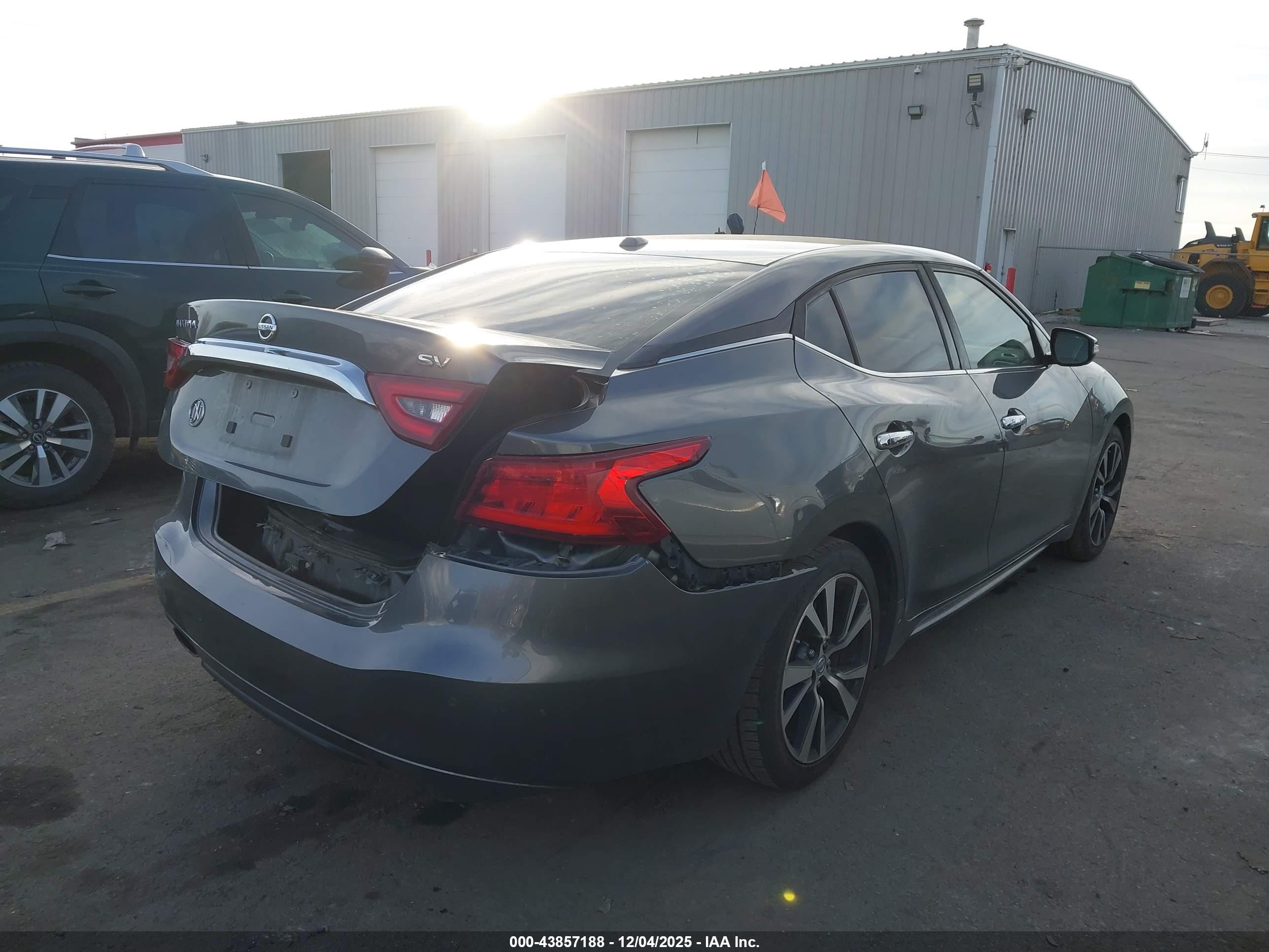 NISSAN MAXIMA image 4