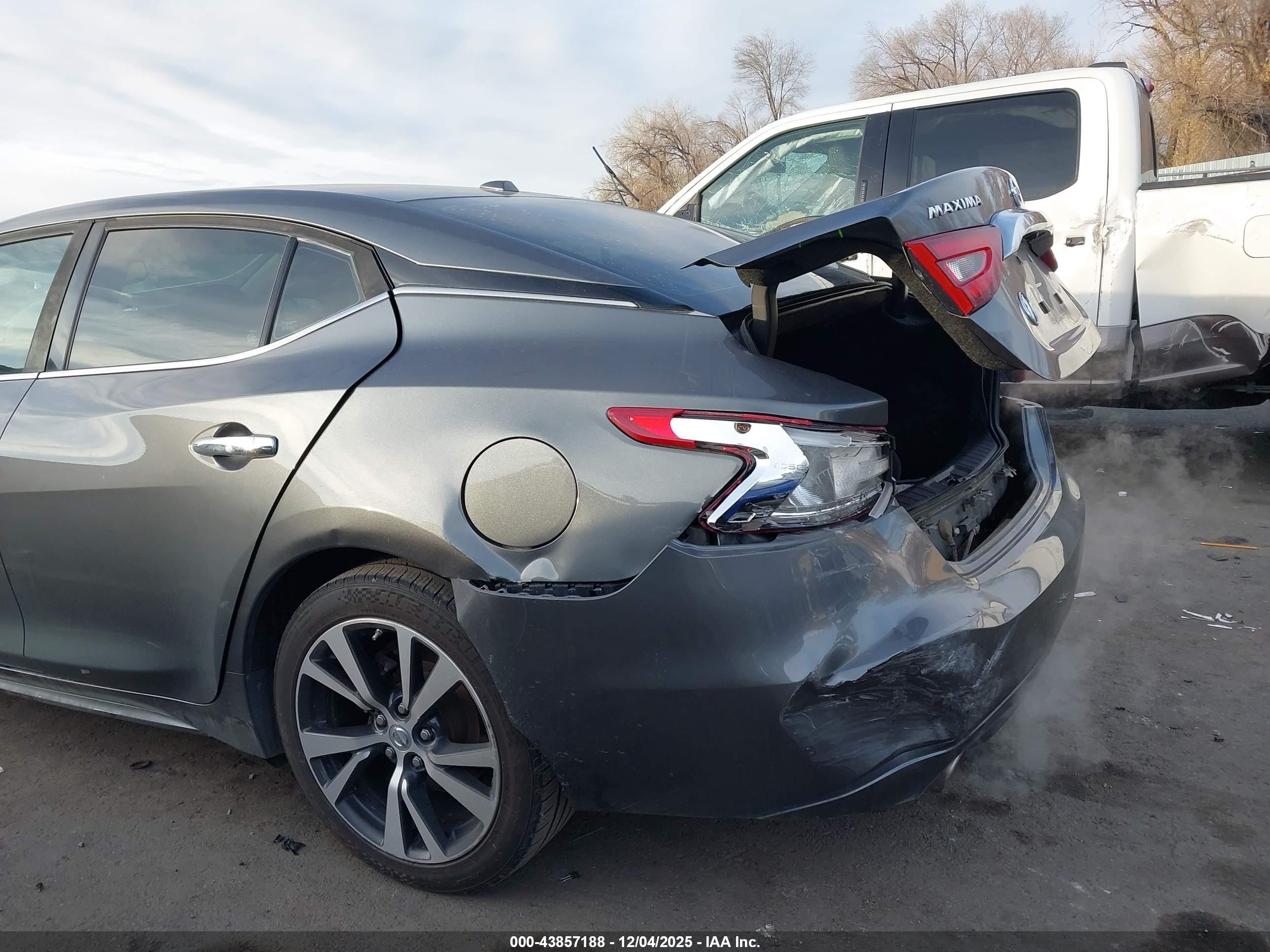 NISSAN MAXIMA image 6