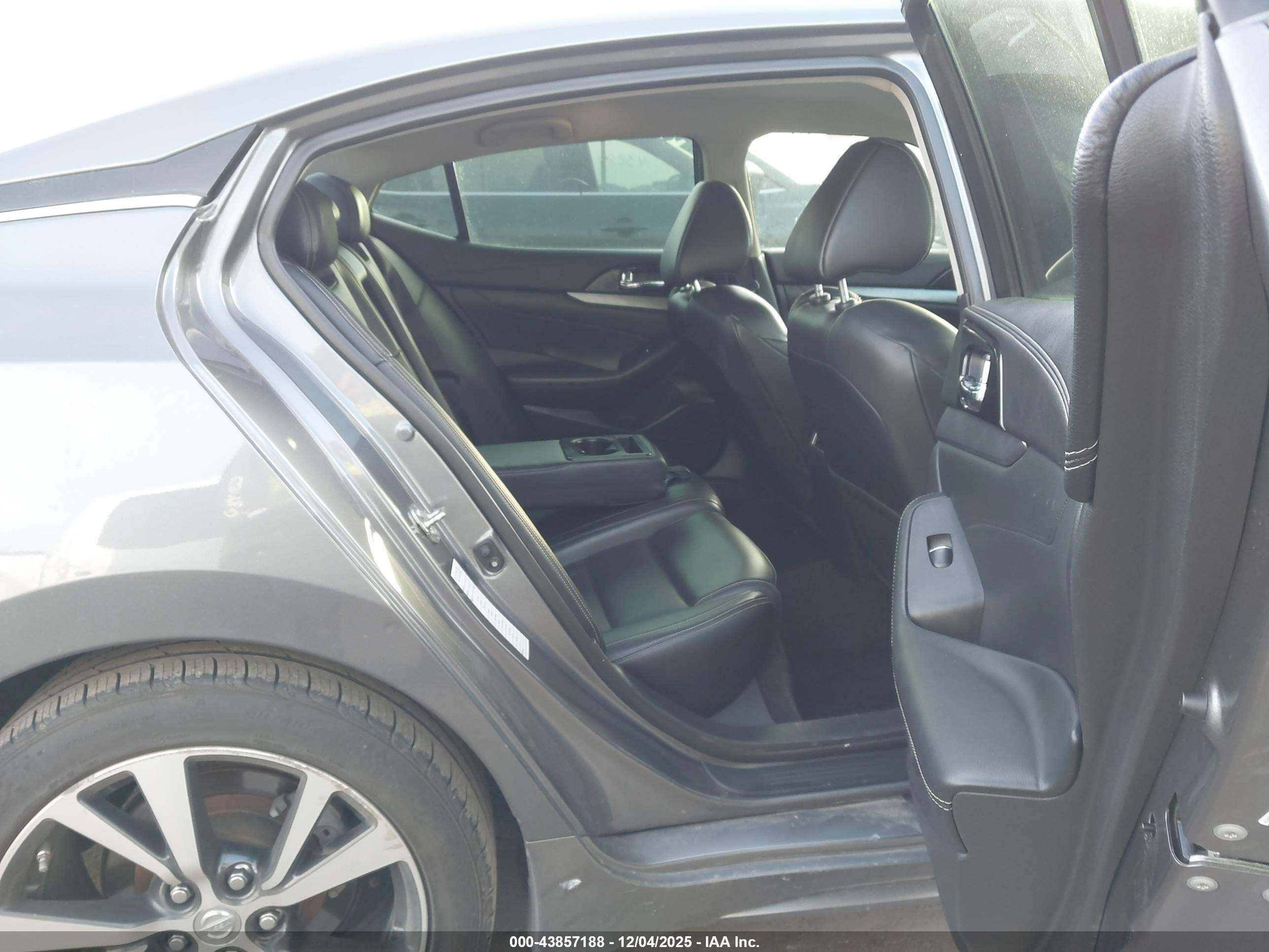 NISSAN MAXIMA image 8