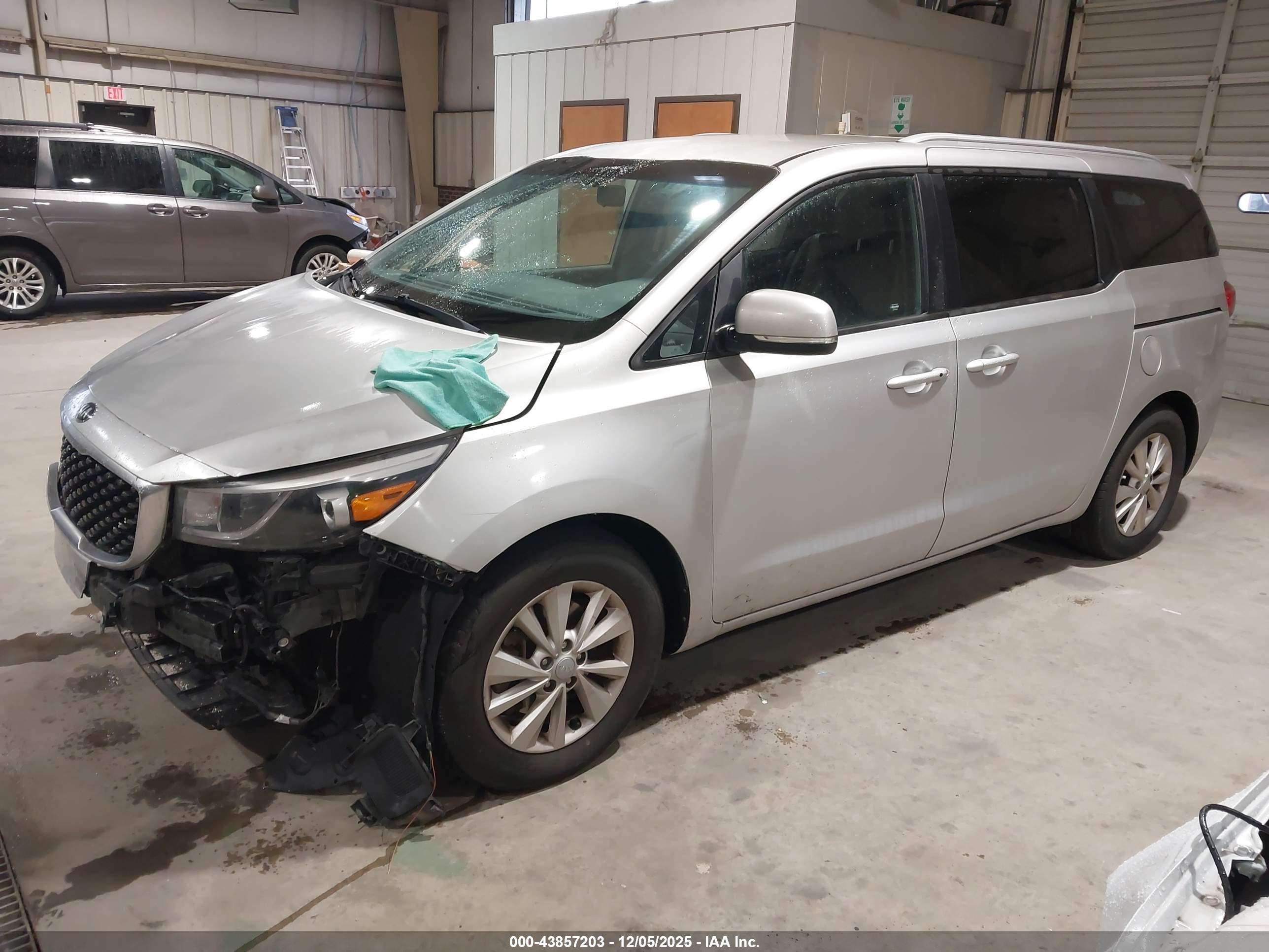 KIA SEDONA image 2