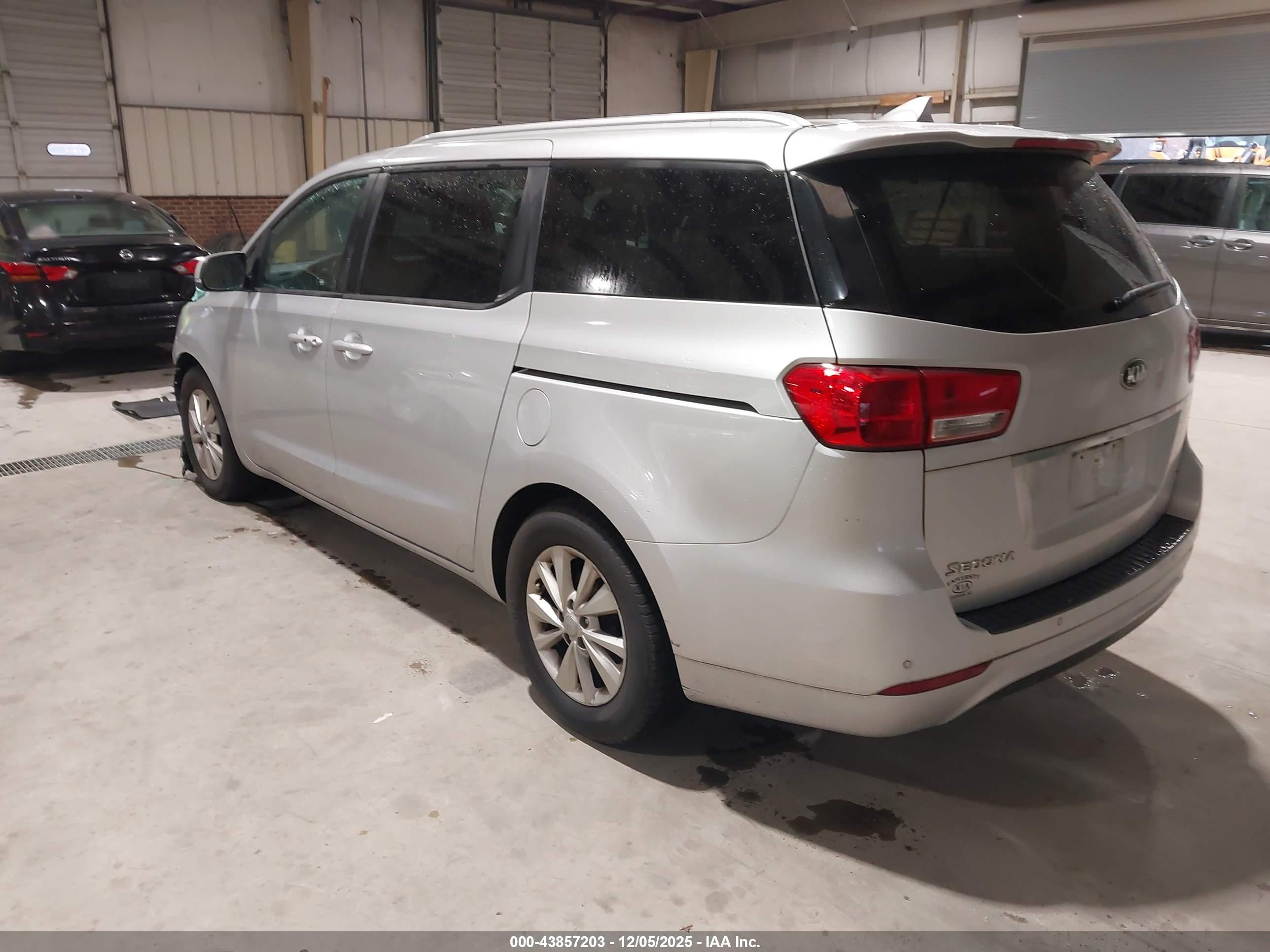 KIA SEDONA image 3