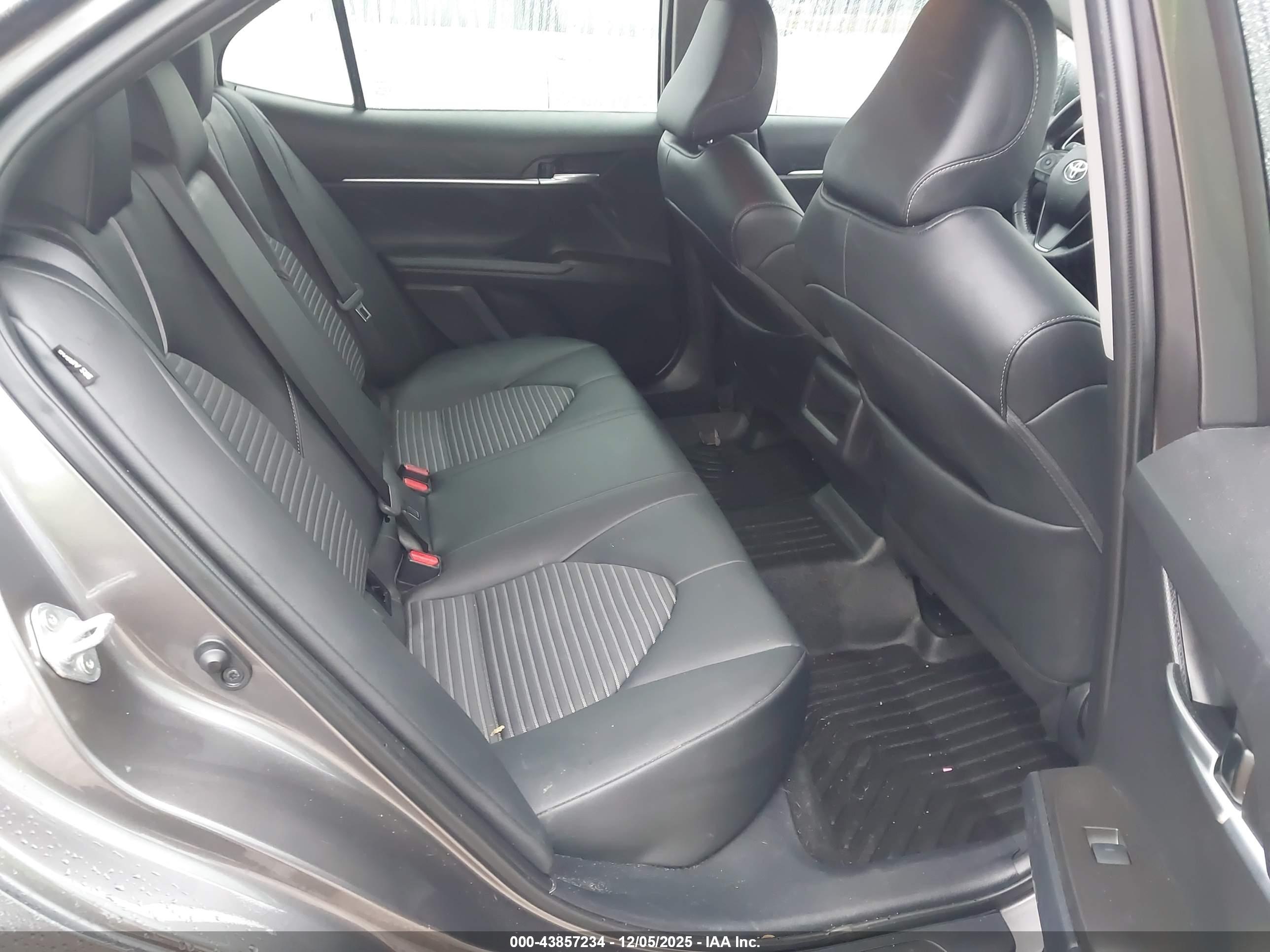 TOYOTA CAMRY image 8