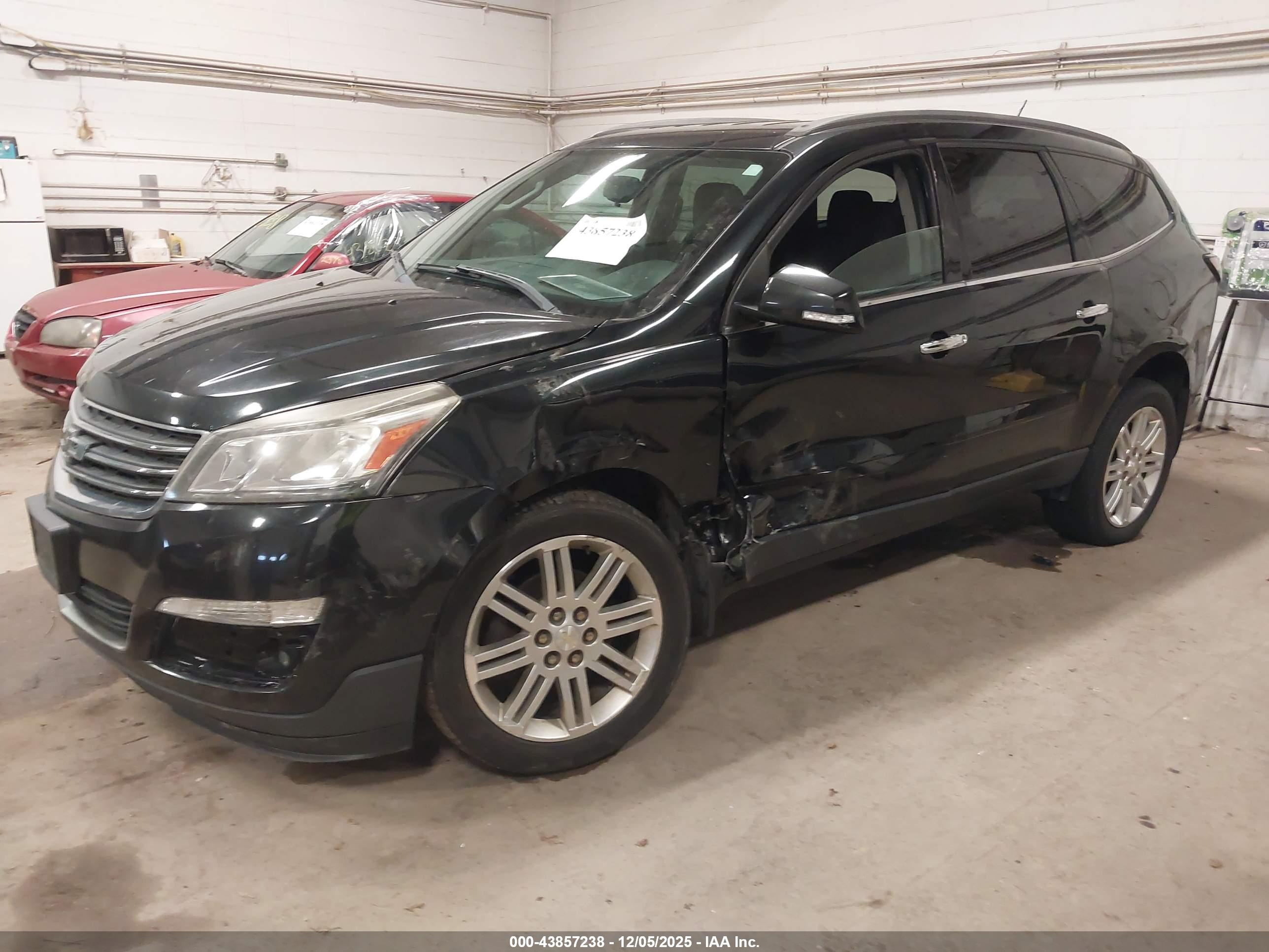 CHEVROLET TRAVERSE image 2