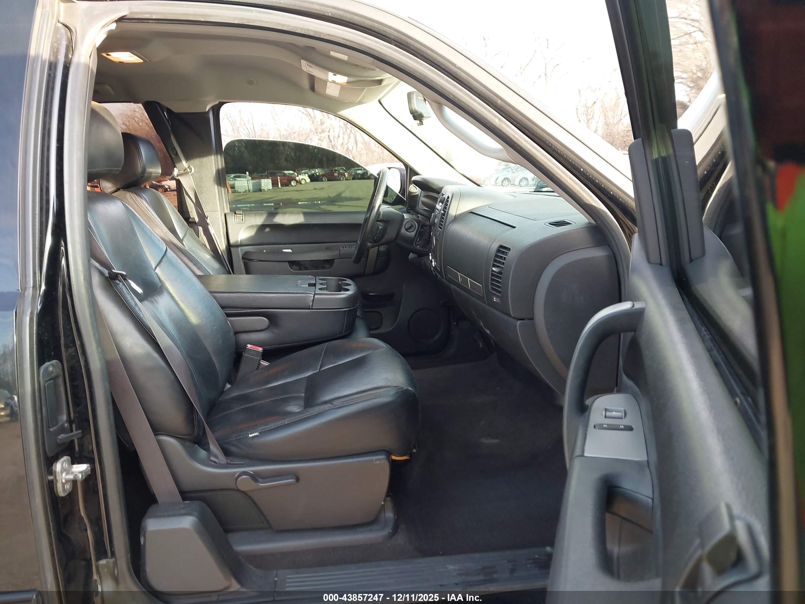 CHEVROLET SILVERADO image 5