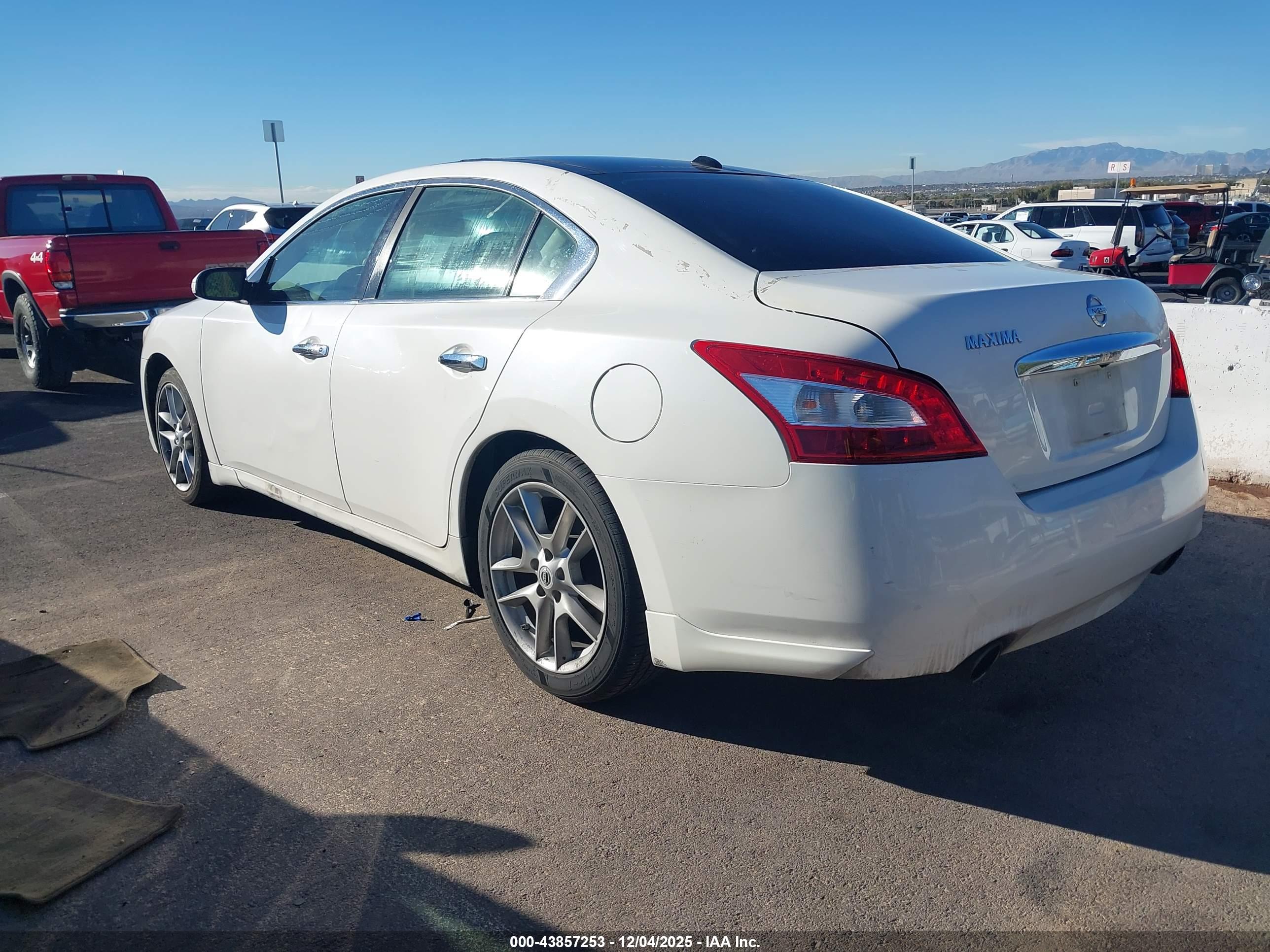 NISSAN MAXIMA image 3