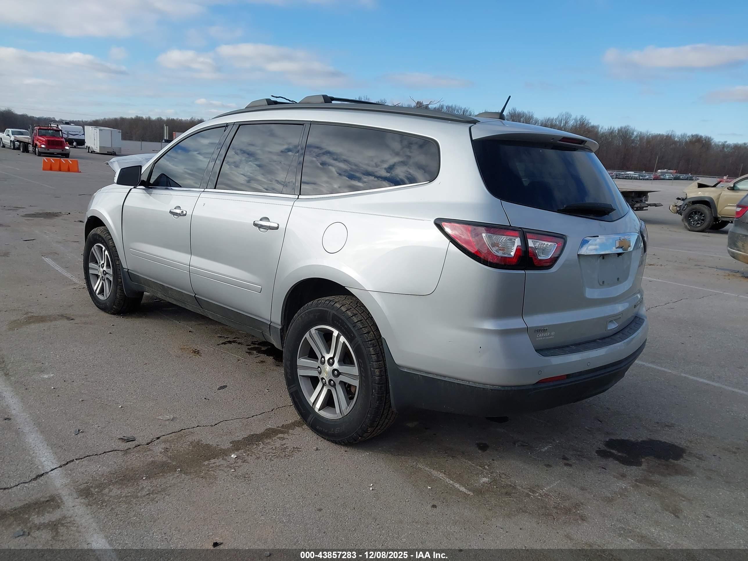CHEVROLET TRAVERSE image 3