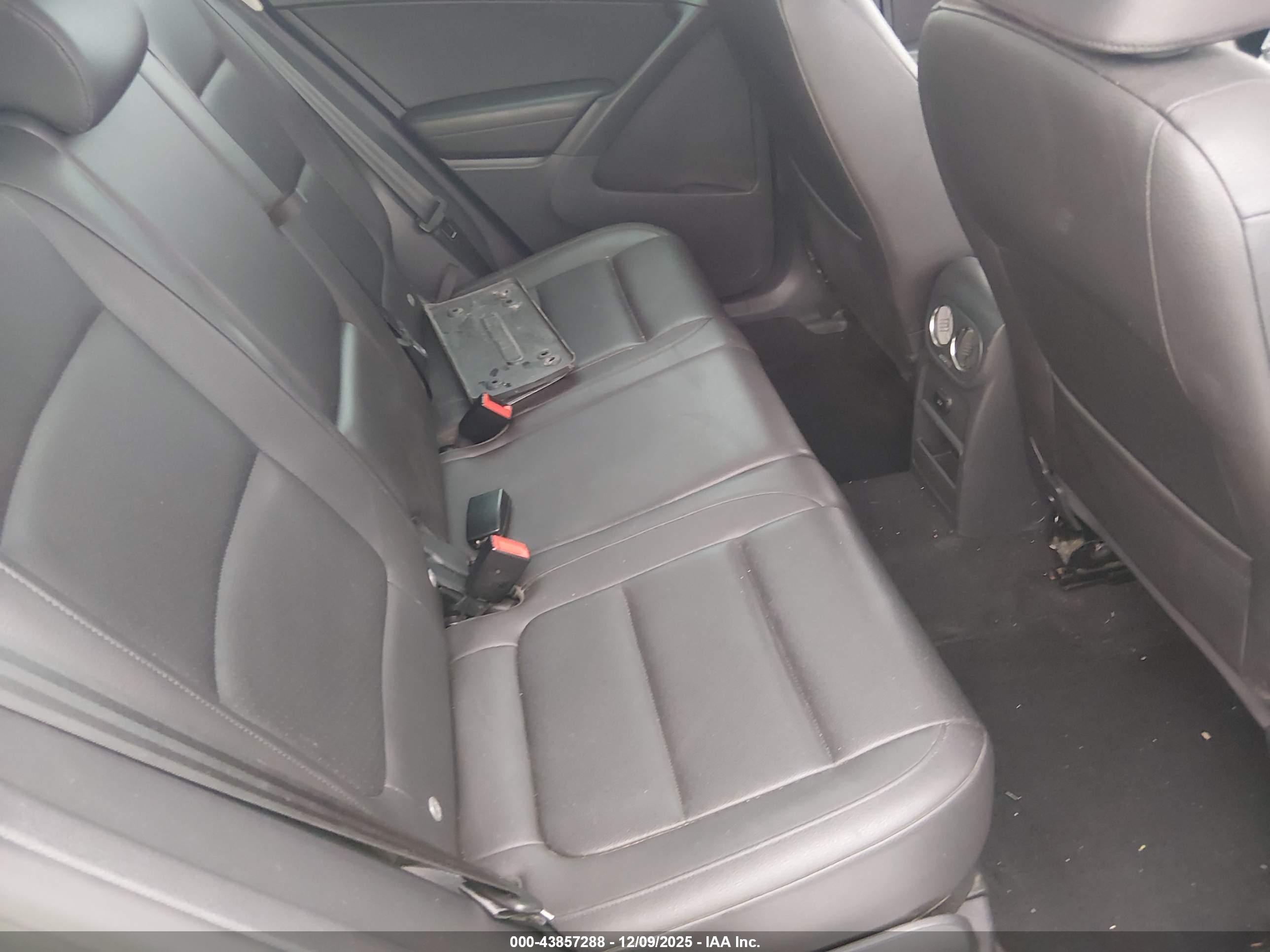 VOLKSWAGEN TIGUAN image 8