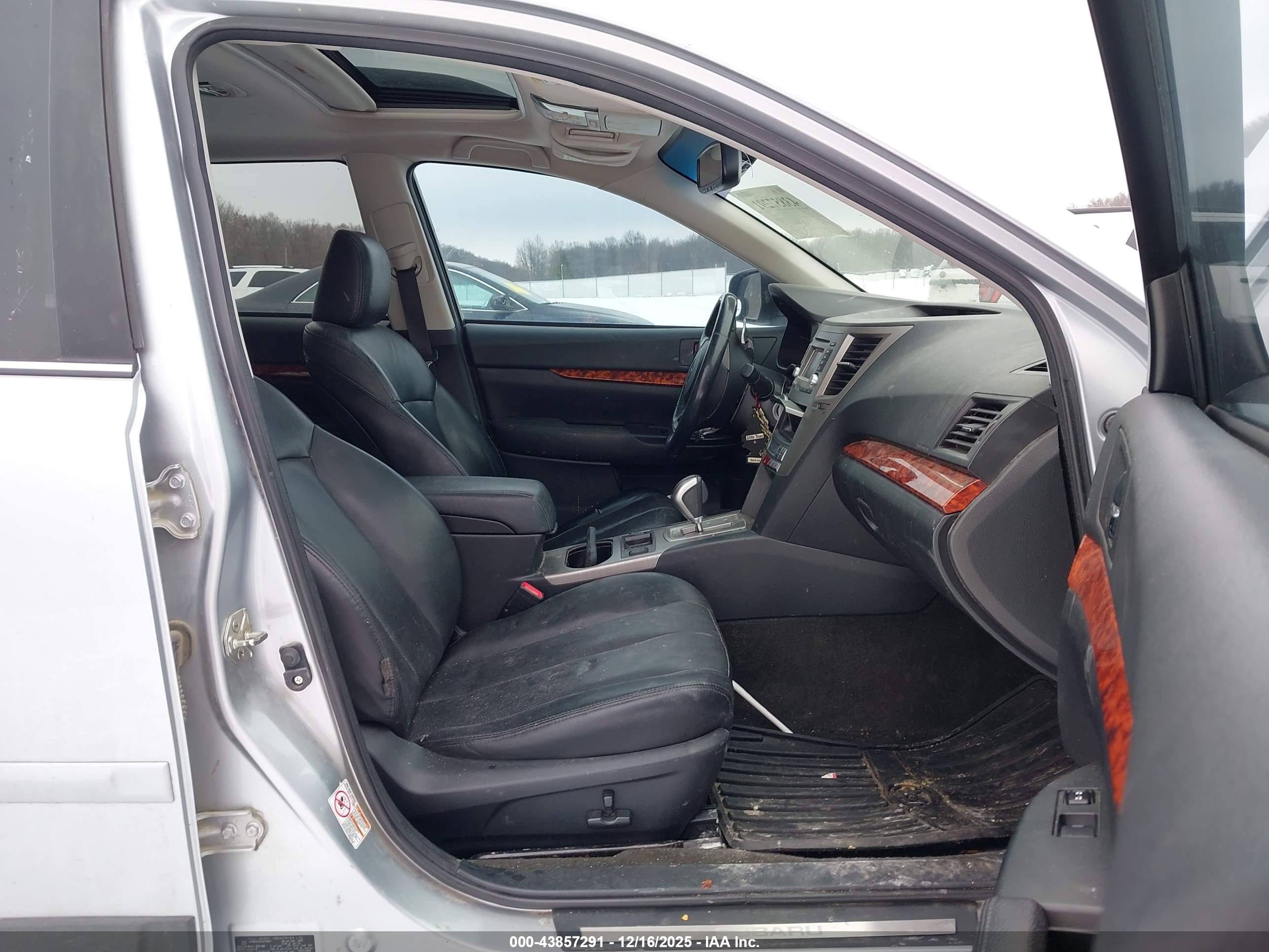 SUBARU OUTBACK image 5