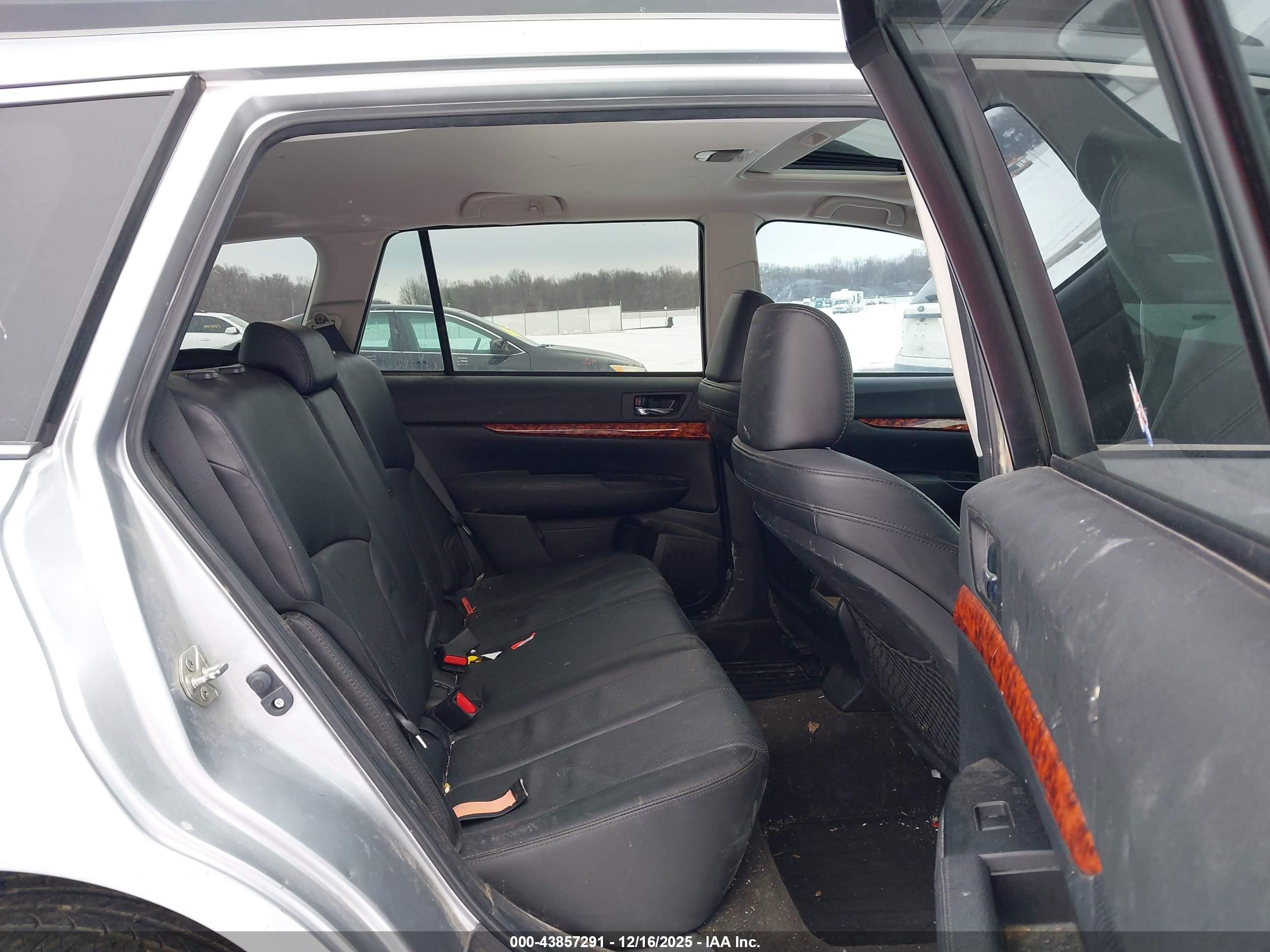 SUBARU OUTBACK image 8