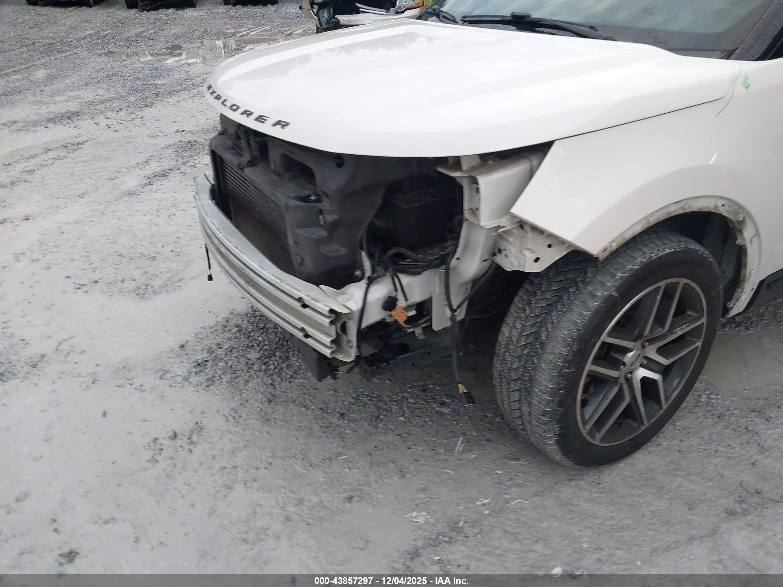 FORD EXPLORER image 6