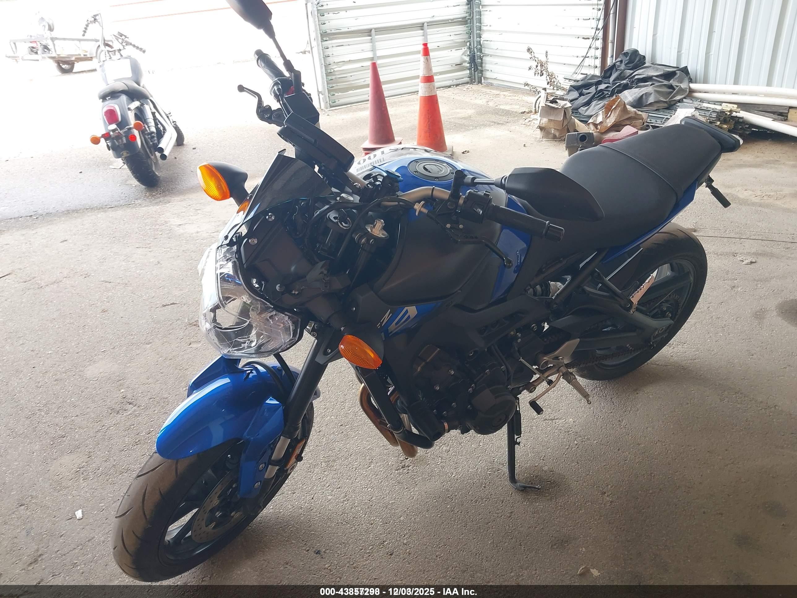 YAMAHA FZ09 image 2