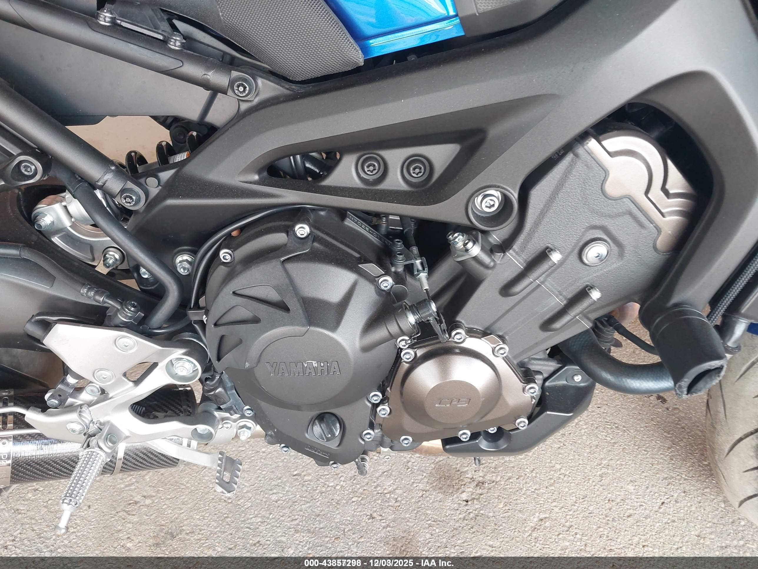 YAMAHA FZ09 image 8