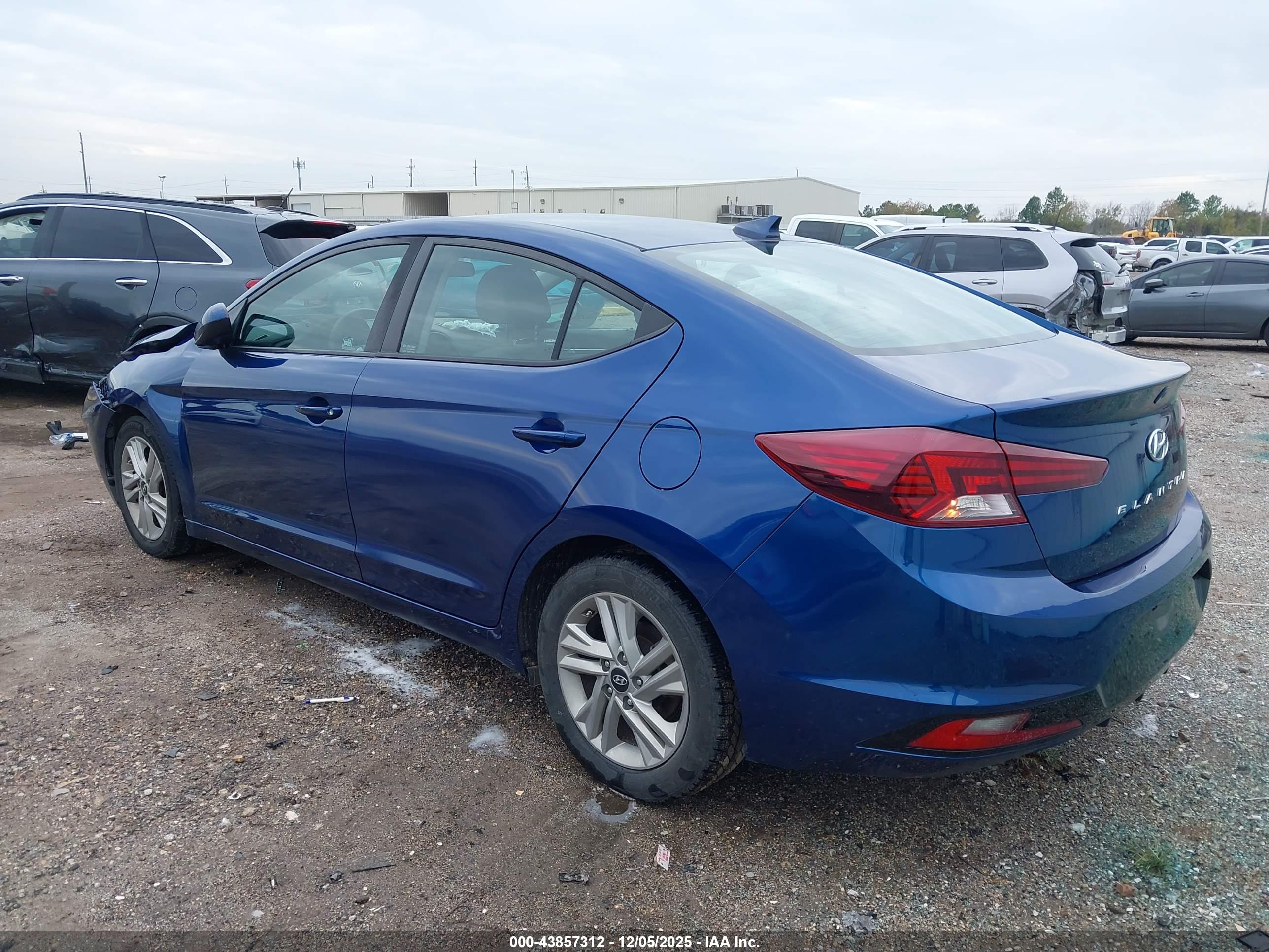 HYUNDAI ELANTRA image 3