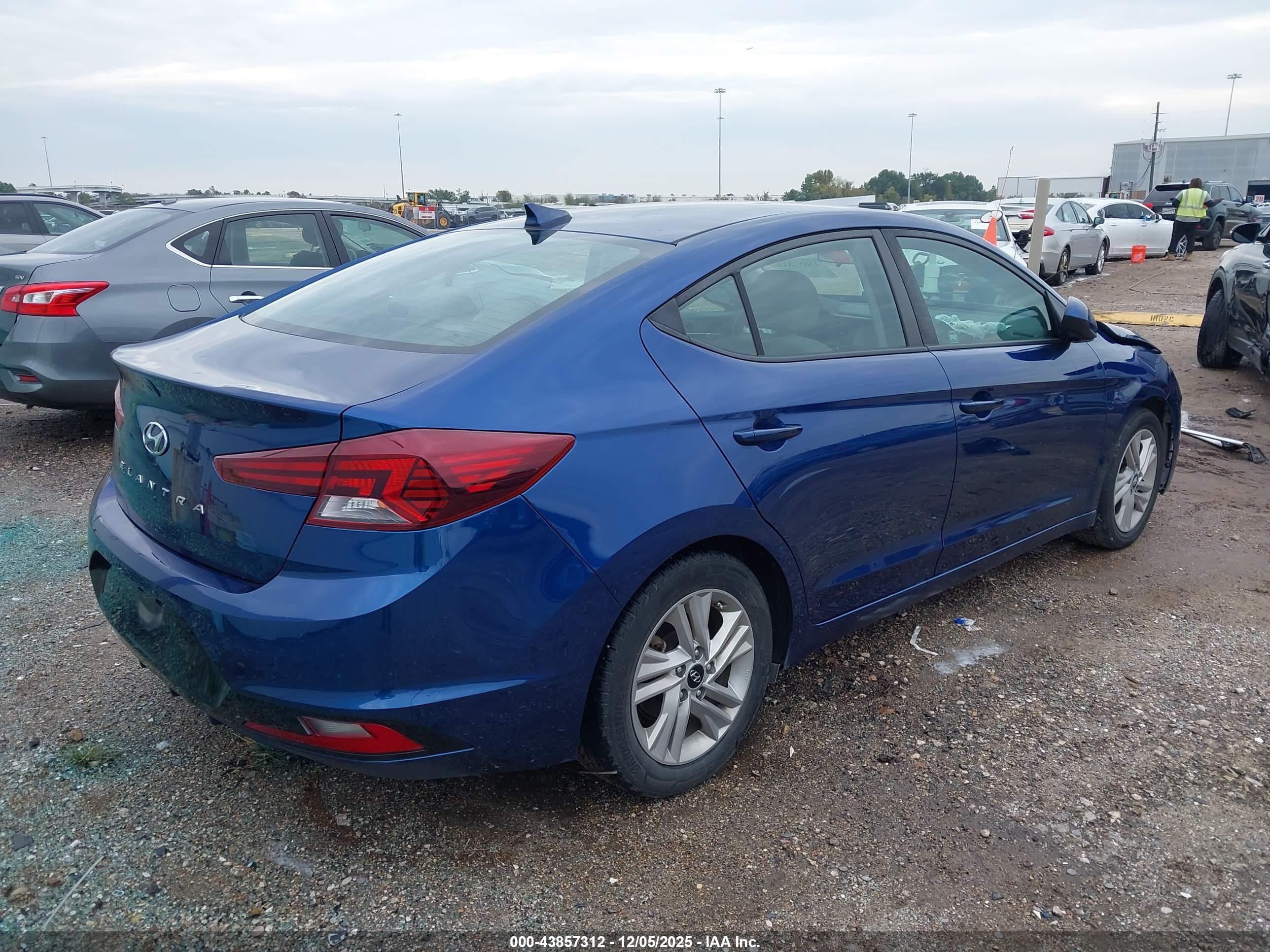 HYUNDAI ELANTRA image 4