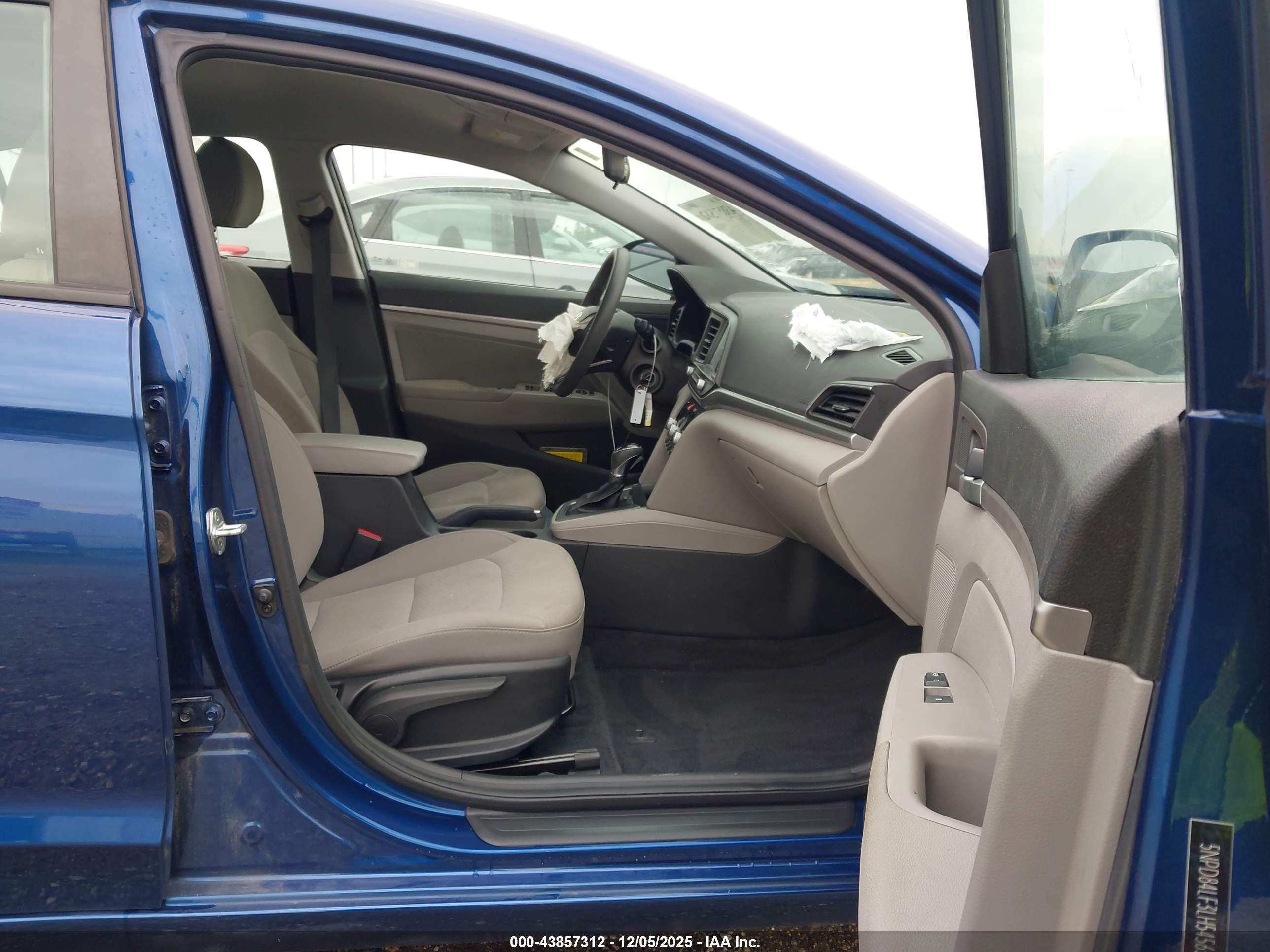 HYUNDAI ELANTRA image 5