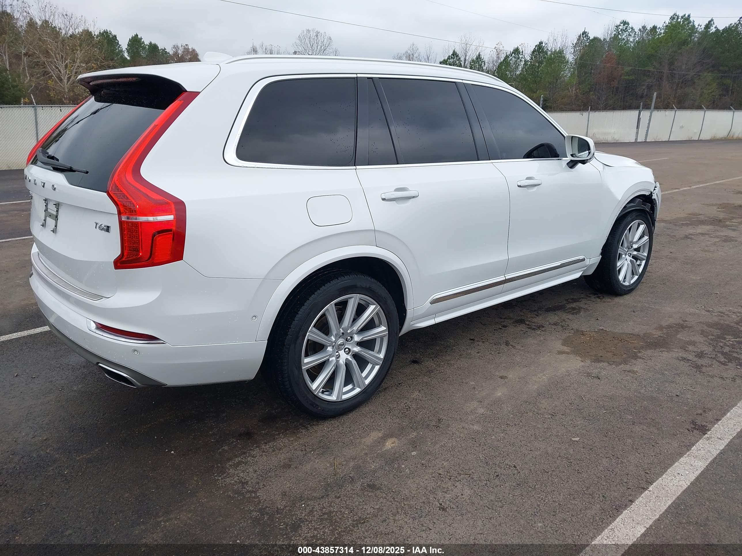 VOLVO XC90 image 4