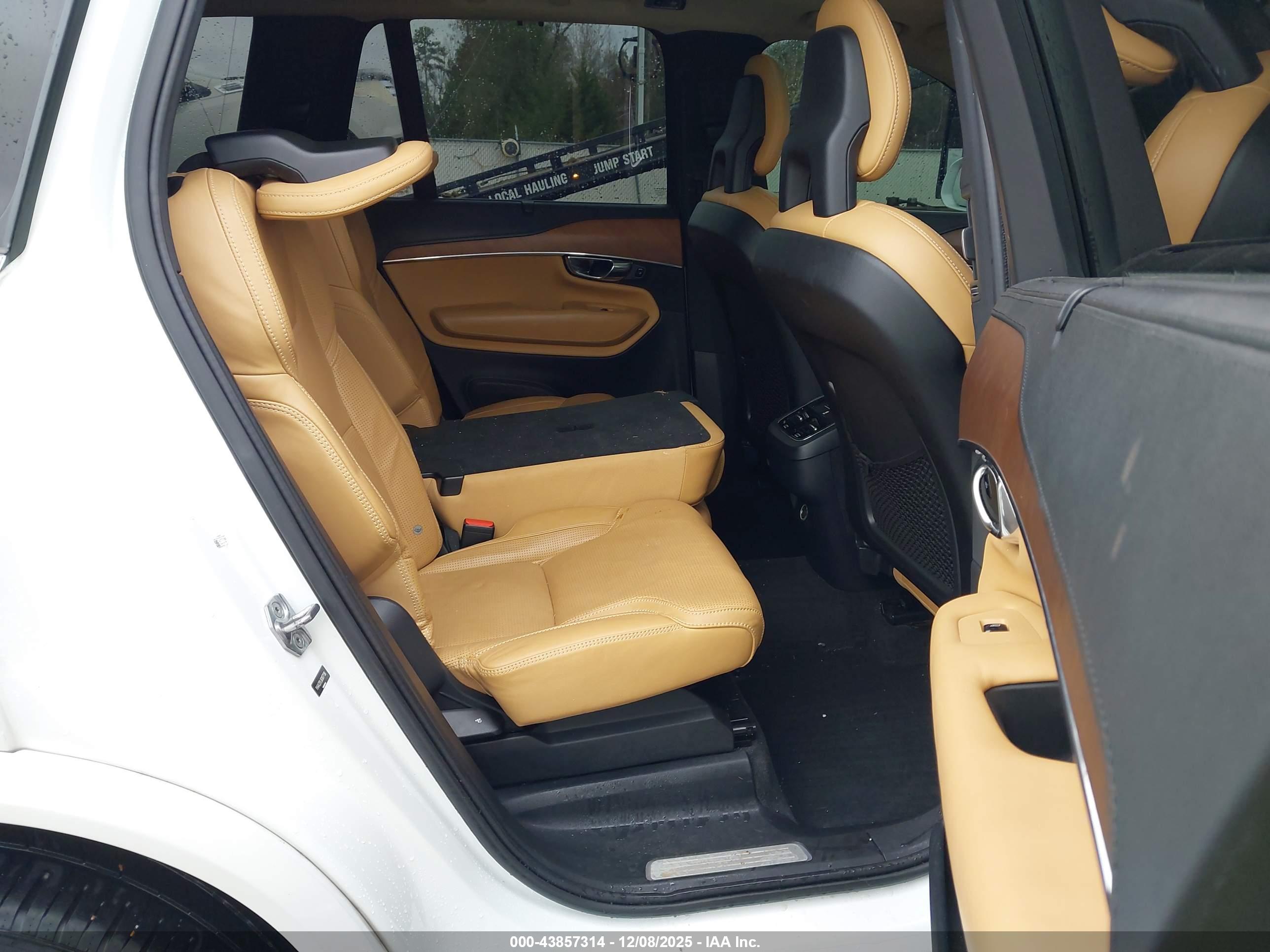 VOLVO XC90 image 8