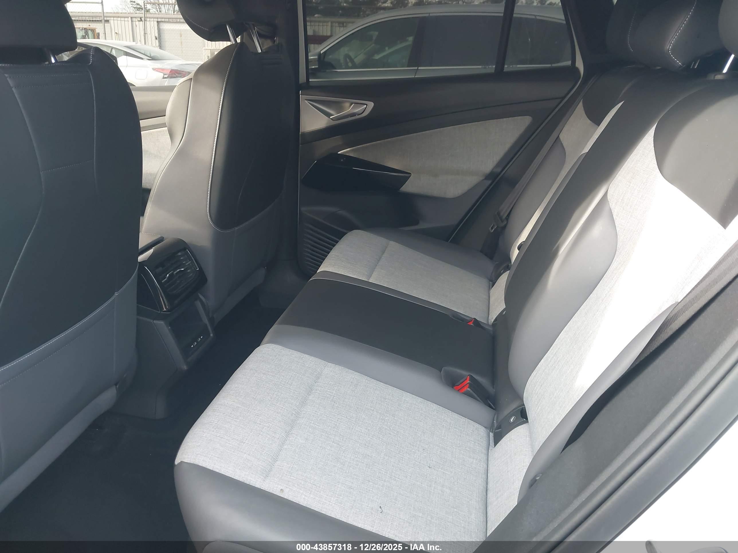 VOLKSWAGEN ID.4 image 8
