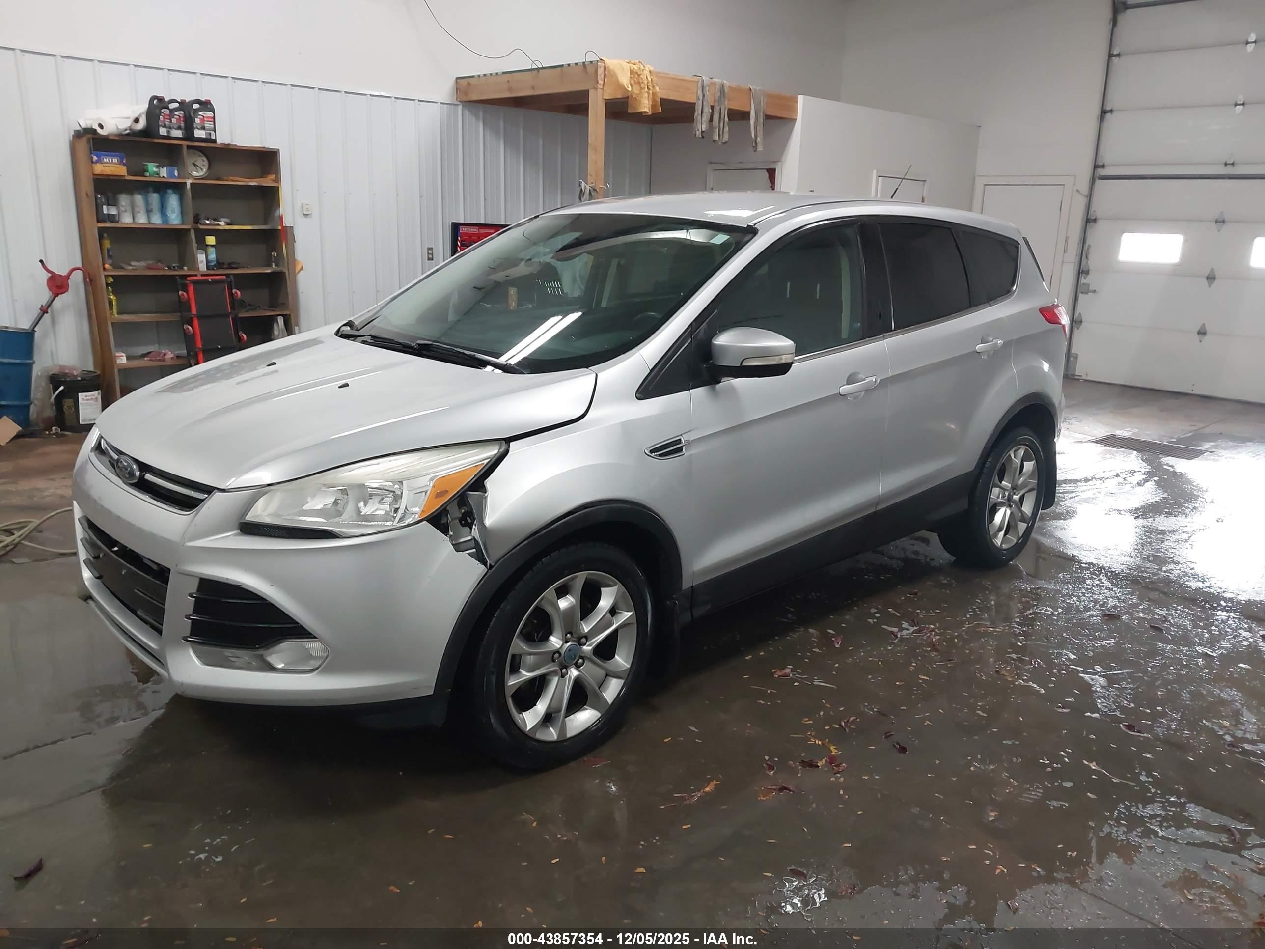 FORD ESCAPE image 2