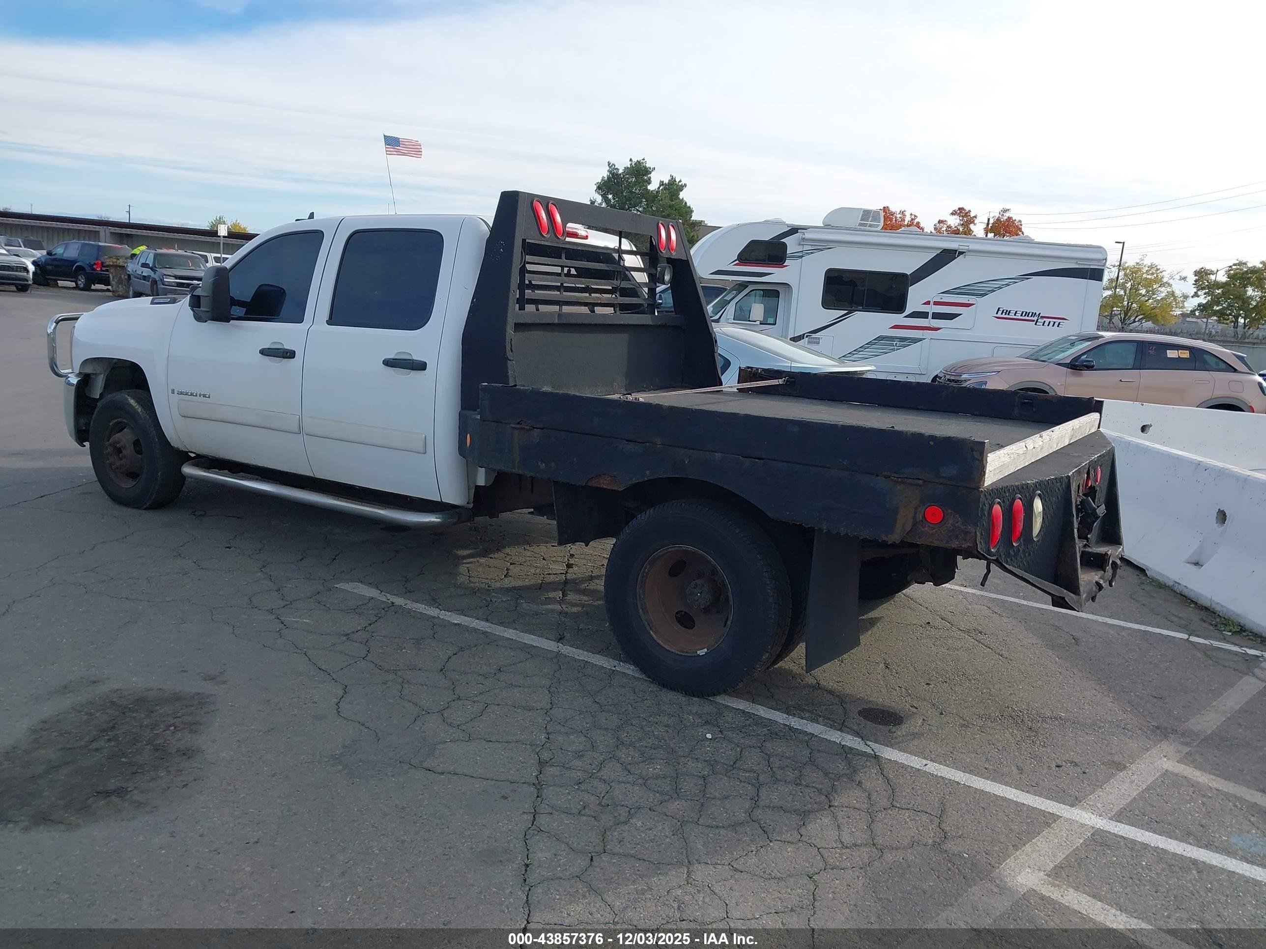 CHEVROLET SILVERADO image 3
