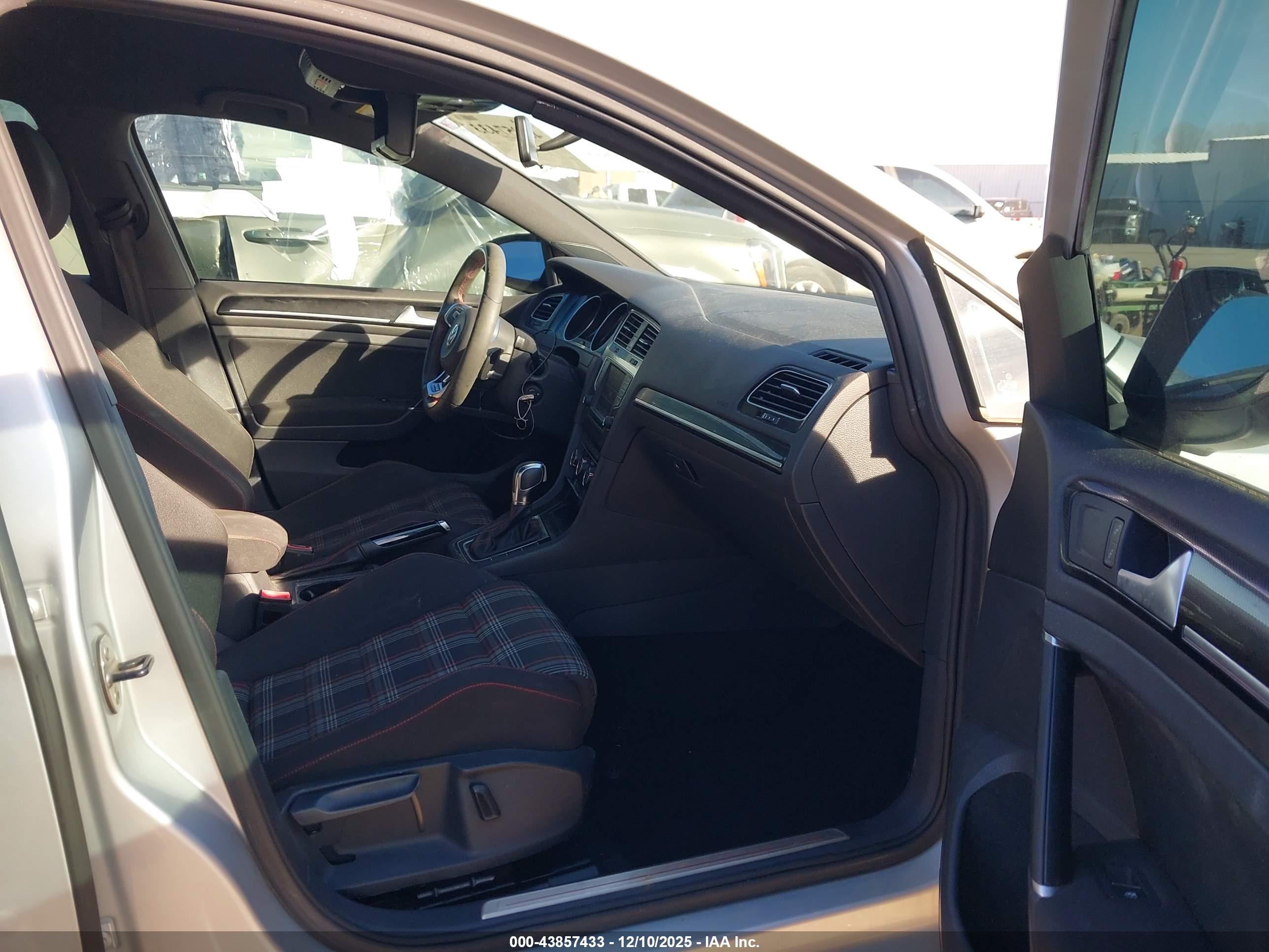VOLKSWAGEN GOLF image 5
