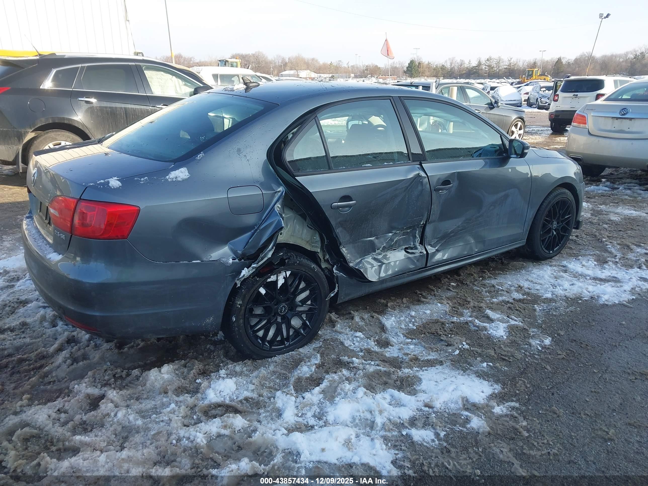 VOLKSWAGEN JETTA image 4