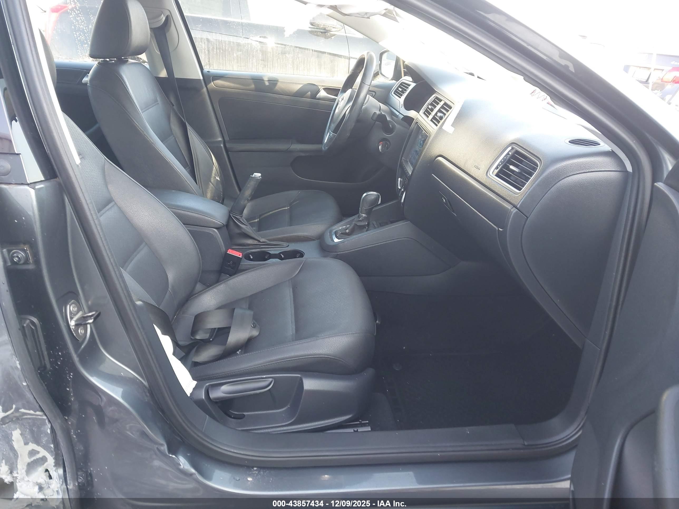 VOLKSWAGEN JETTA image 5