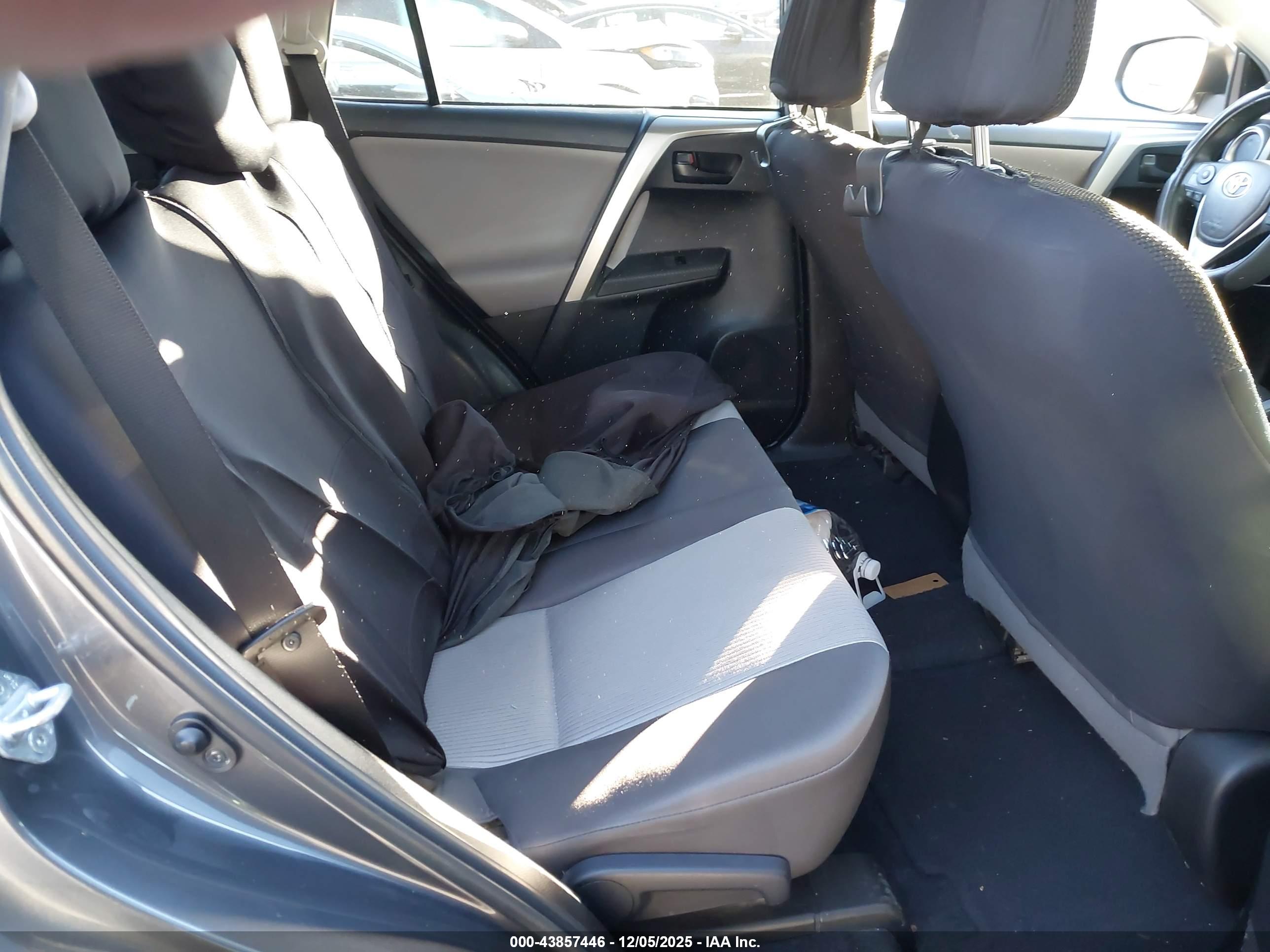 TOYOTA RAV4 image 8