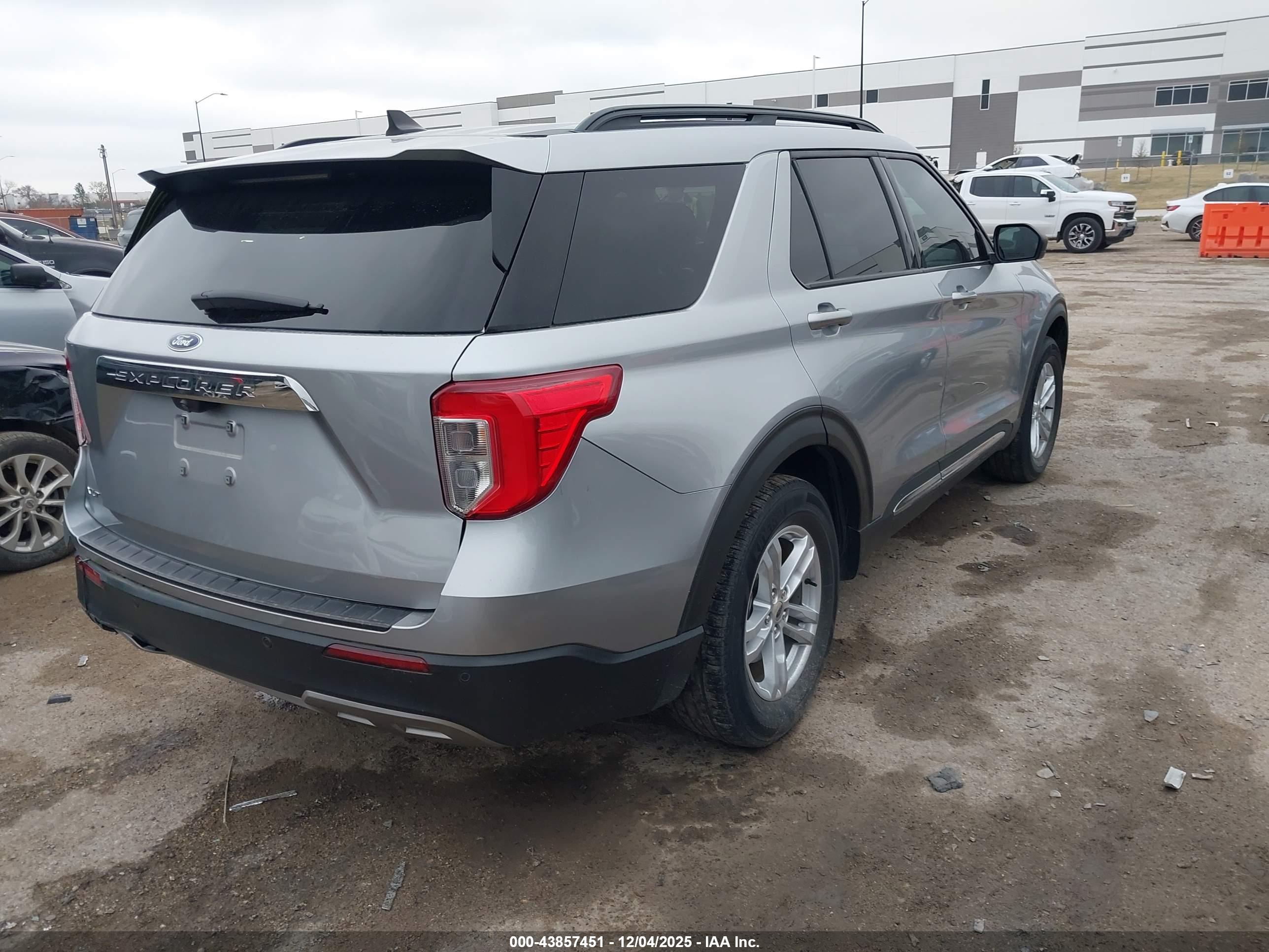 FORD EXPLORER image 4