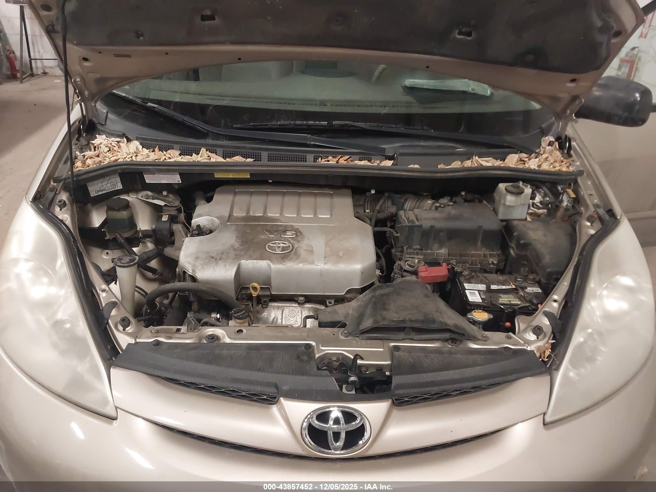 TOYOTA SIENNA image 10