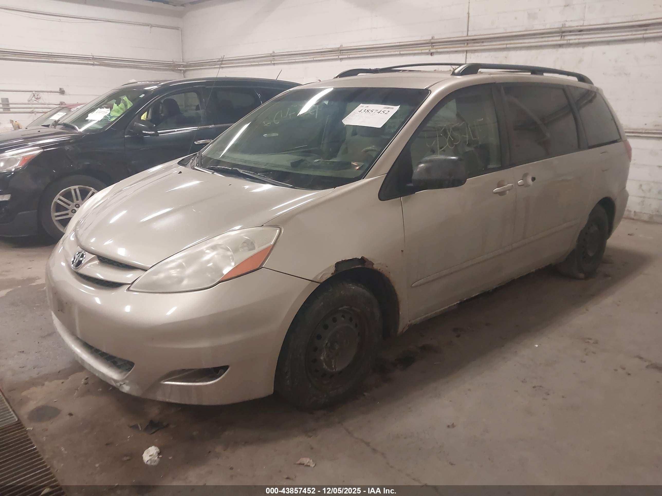 TOYOTA SIENNA image 2