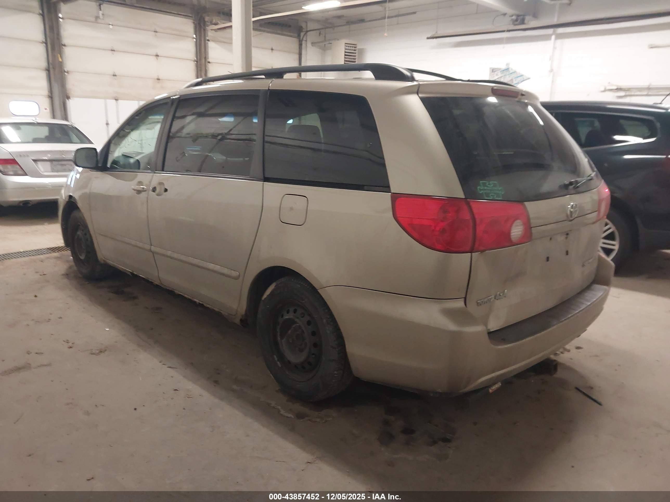TOYOTA SIENNA image 3