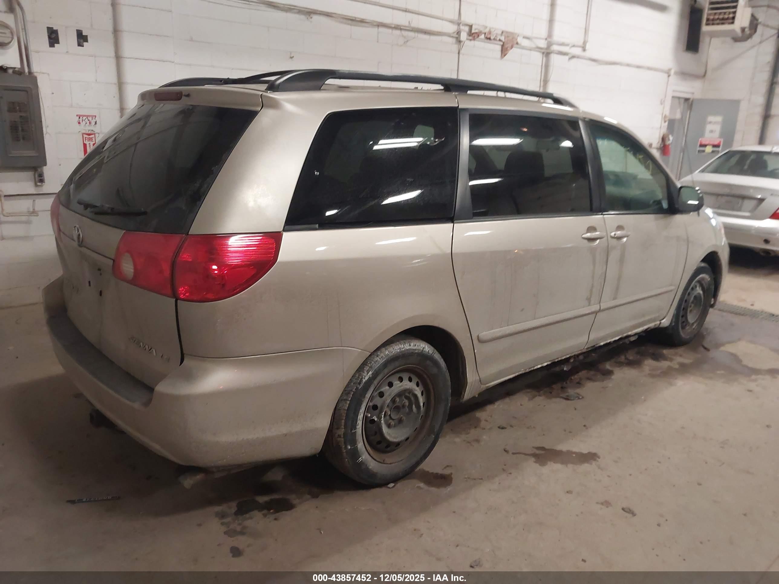 TOYOTA SIENNA image 4