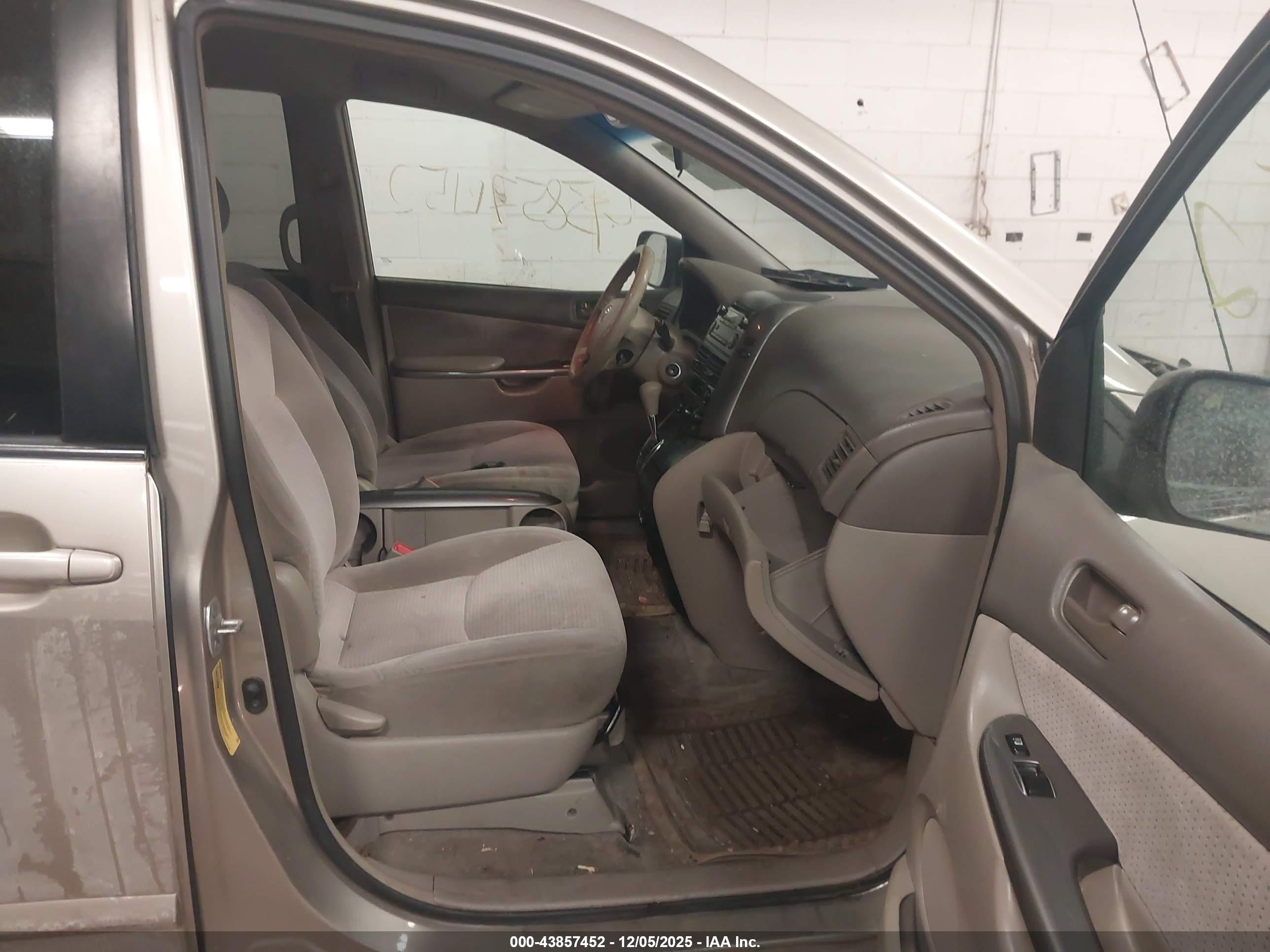 TOYOTA SIENNA image 5
