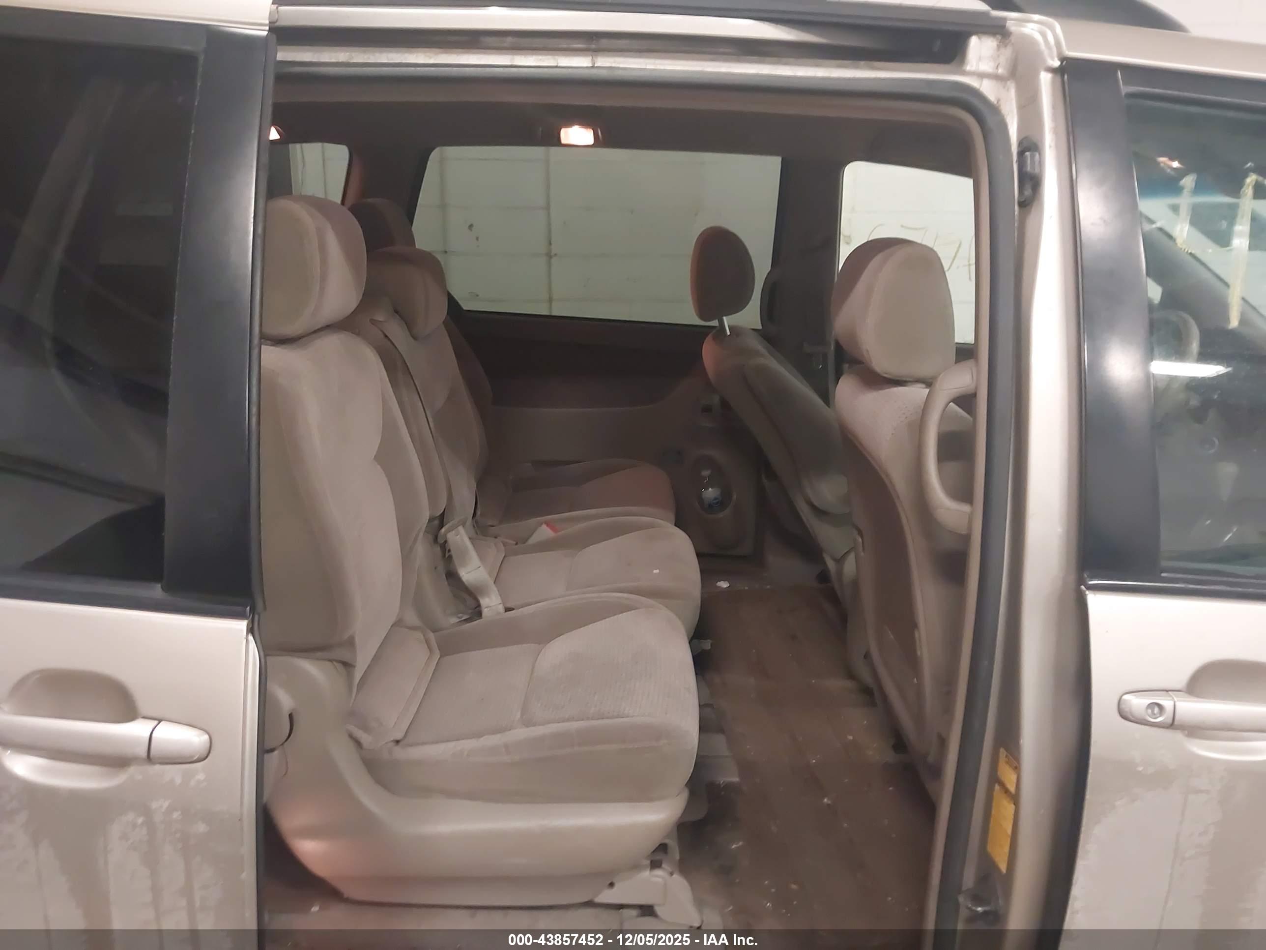 TOYOTA SIENNA image 8