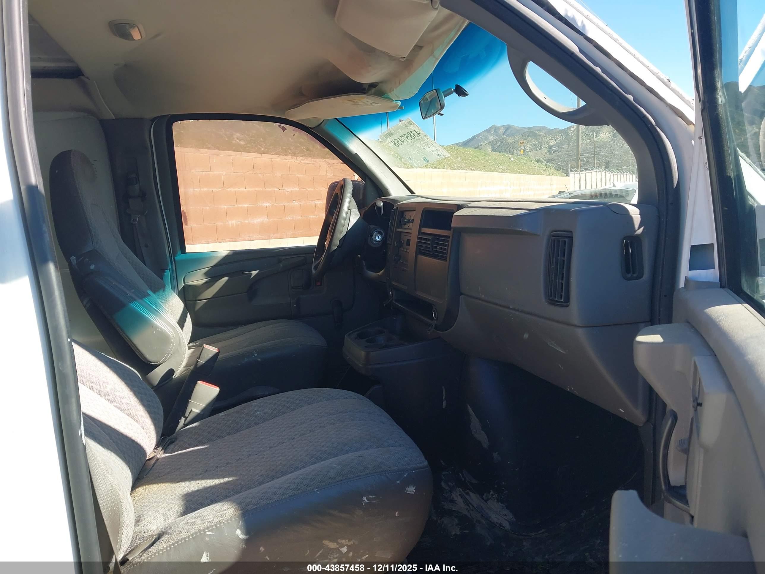 CHEVROLET EXPRESS image 5