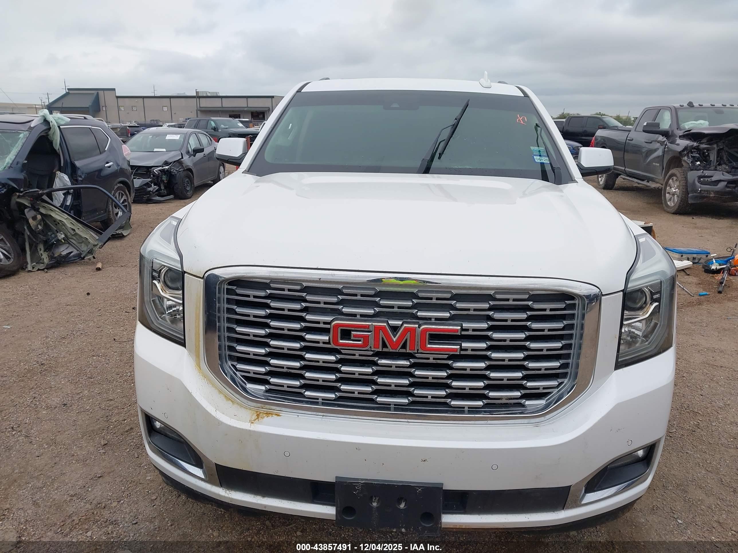 GMC YUKON image 6