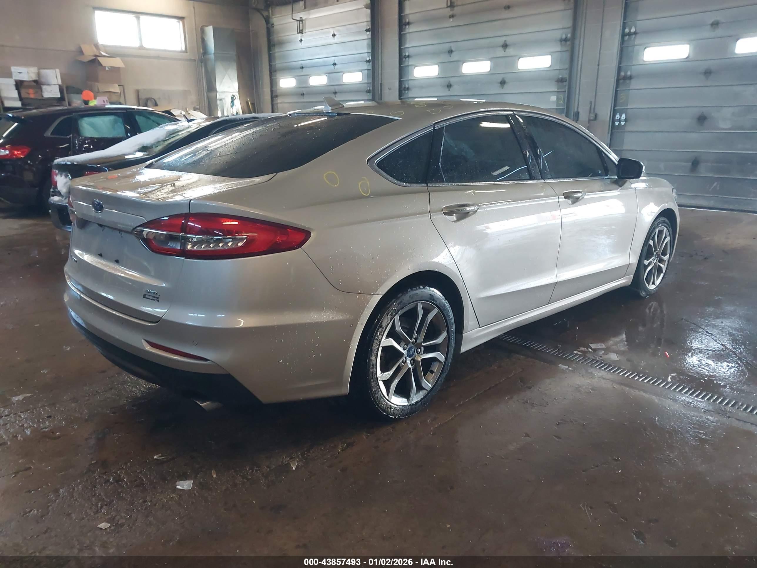 FORD FUSION image 4
