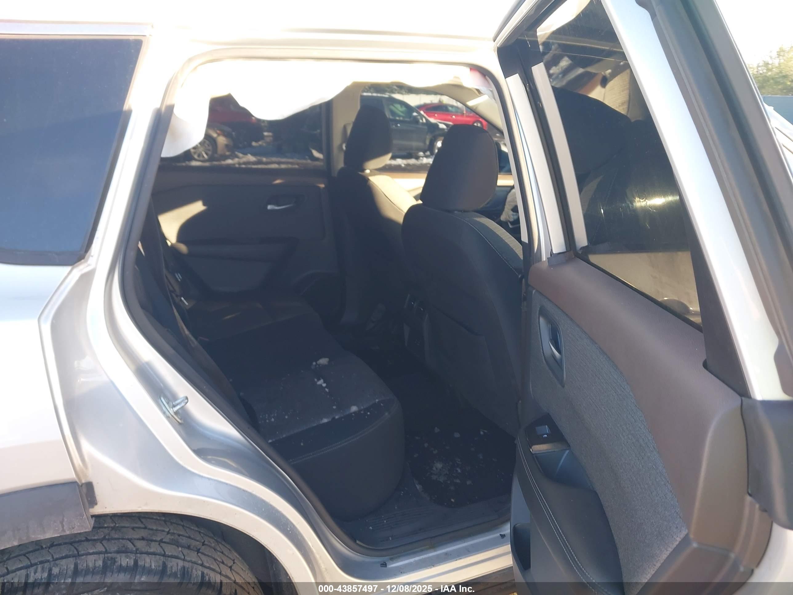 NISSAN ROGUE image 8
