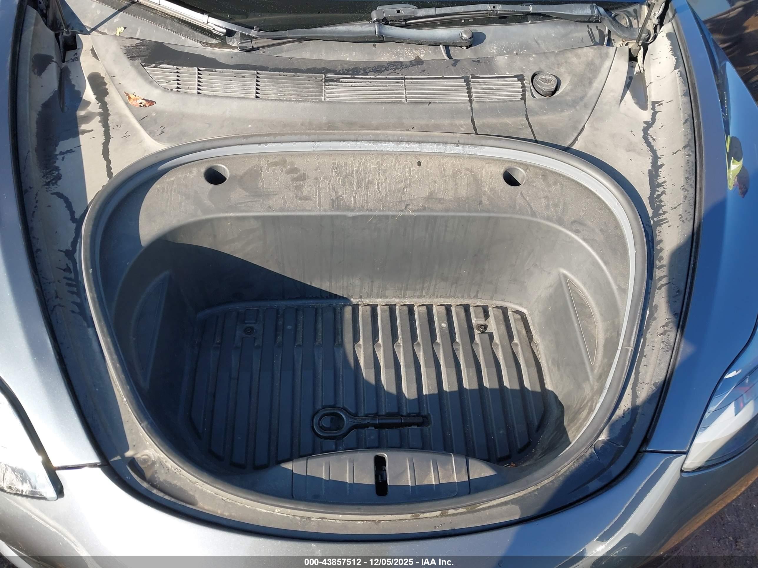 TESLA MODEL image 10