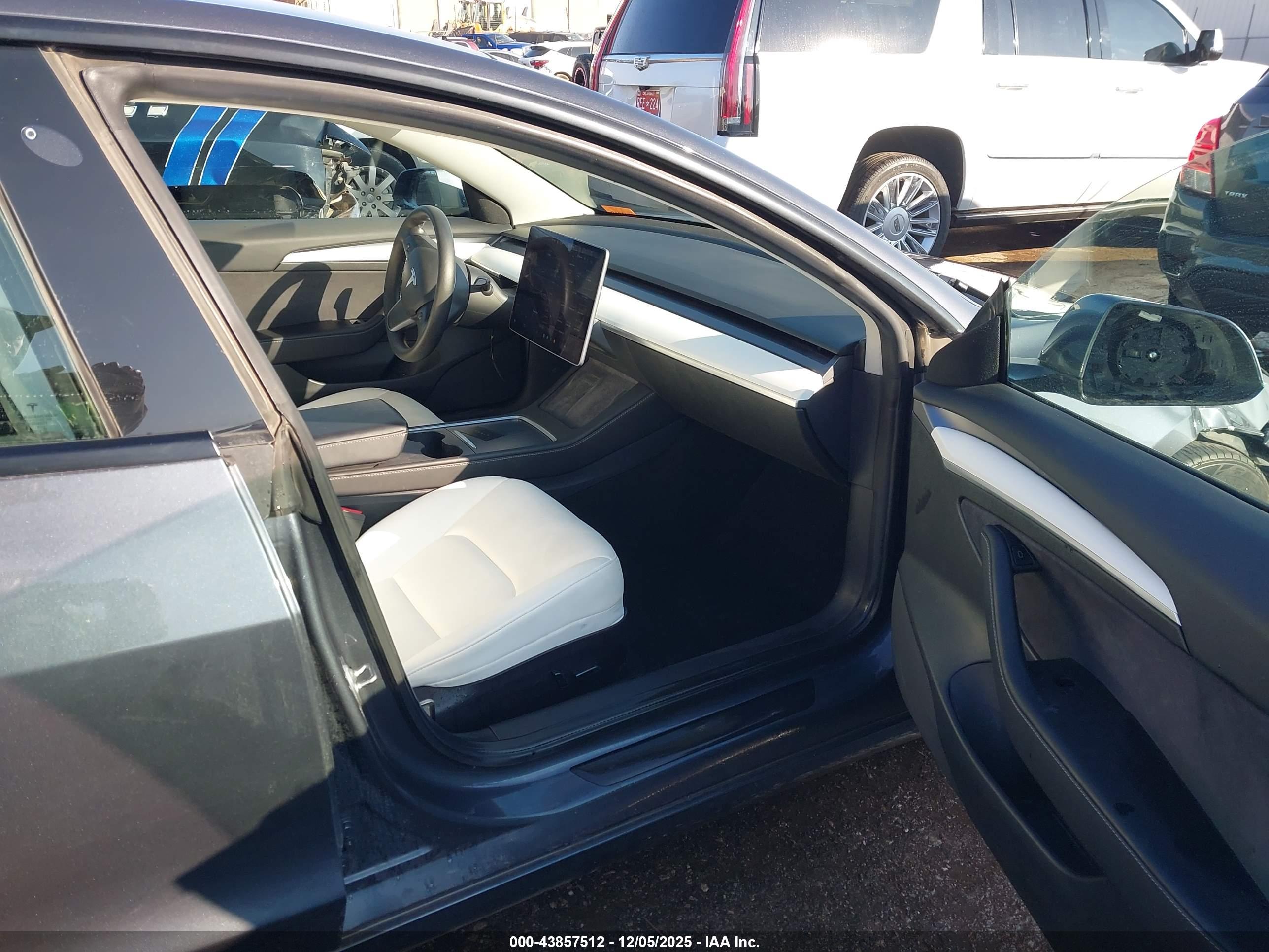 TESLA MODEL image 5