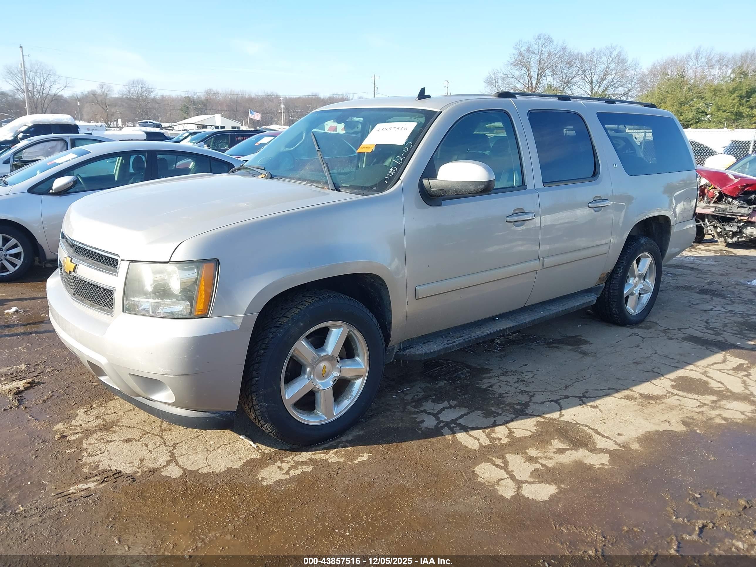 CHEVROLET SUBURBAN image 2