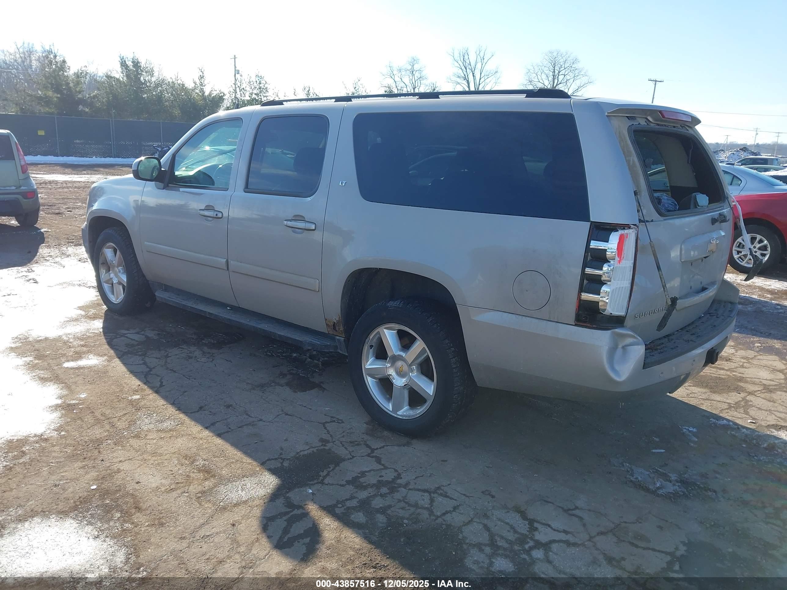 CHEVROLET SUBURBAN image 3